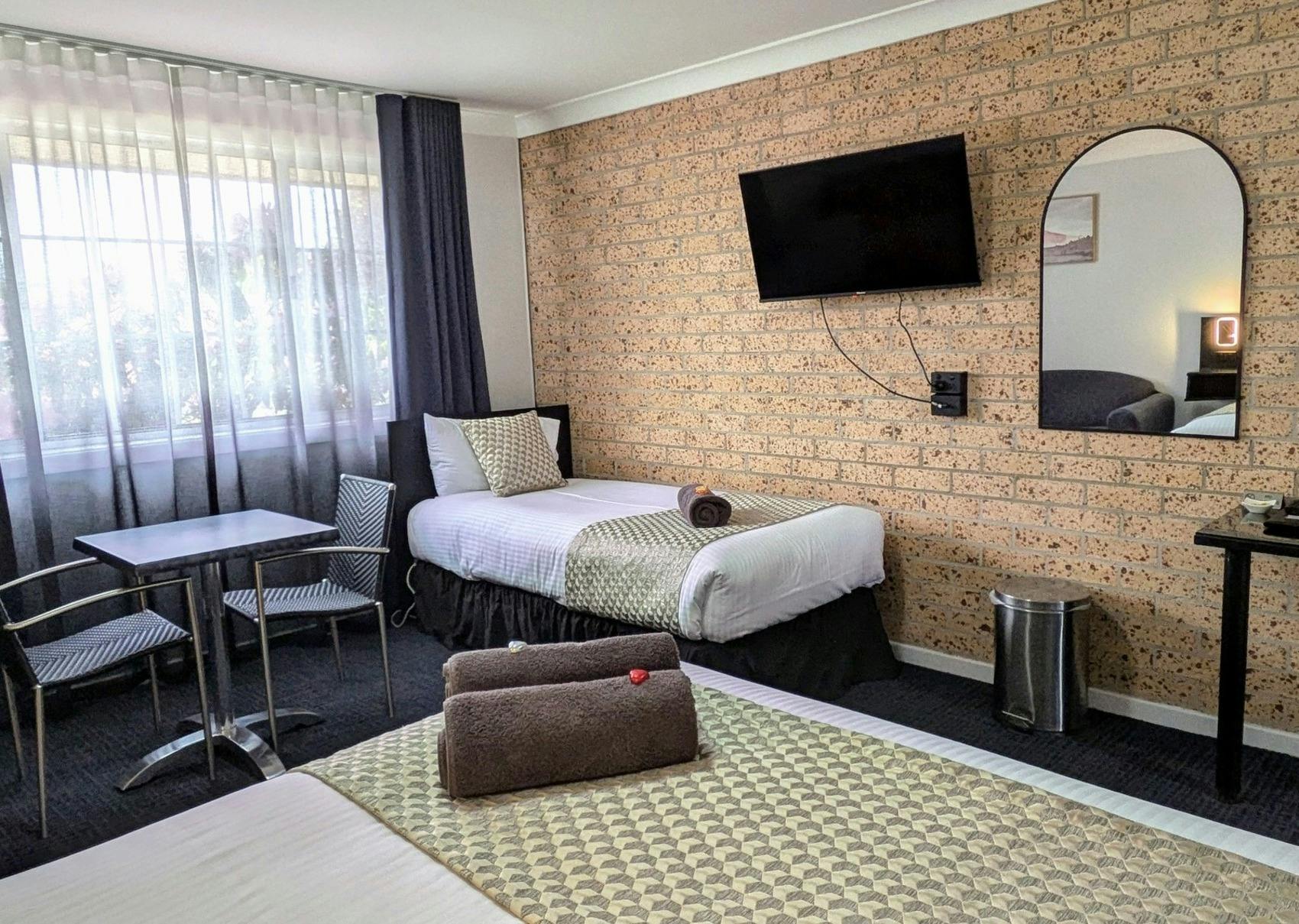 Queen & 1 Single Room