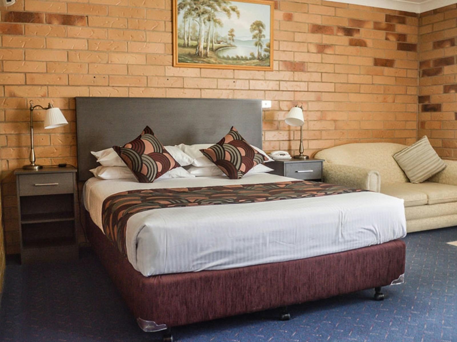 北帕克斯汽車旅館舒適的大床，配有白色床單