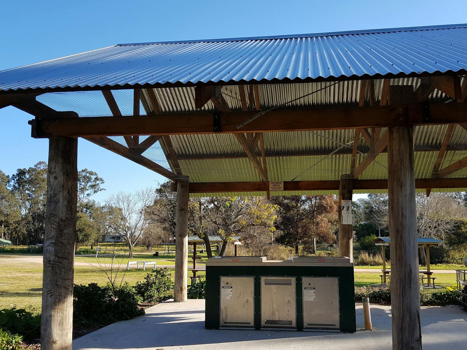 석호는 바베큐를 위한 매우 평화로운 장소를 제공하거나 그냥 앉아서 전망을 즐길 수 있습니다.