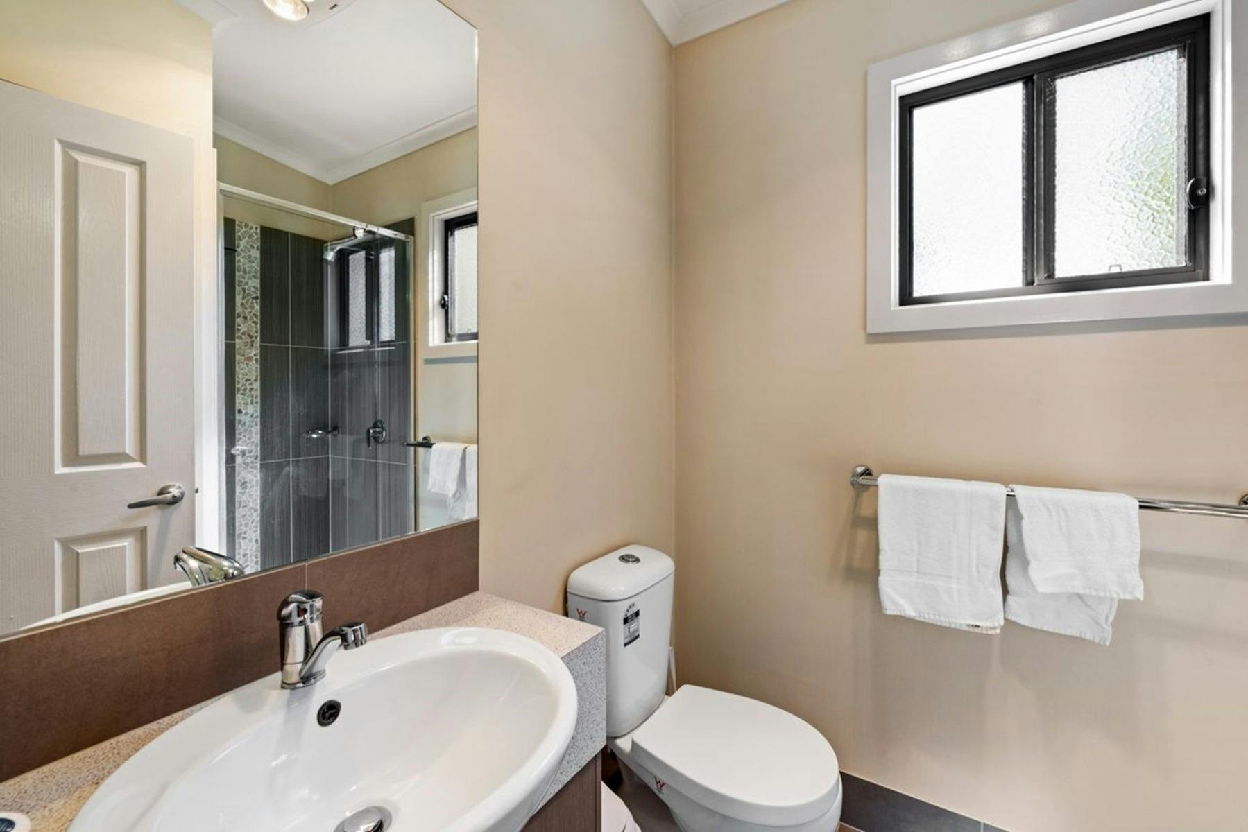 21471_lake_hume_deluxe_2b_cabin_s5_i