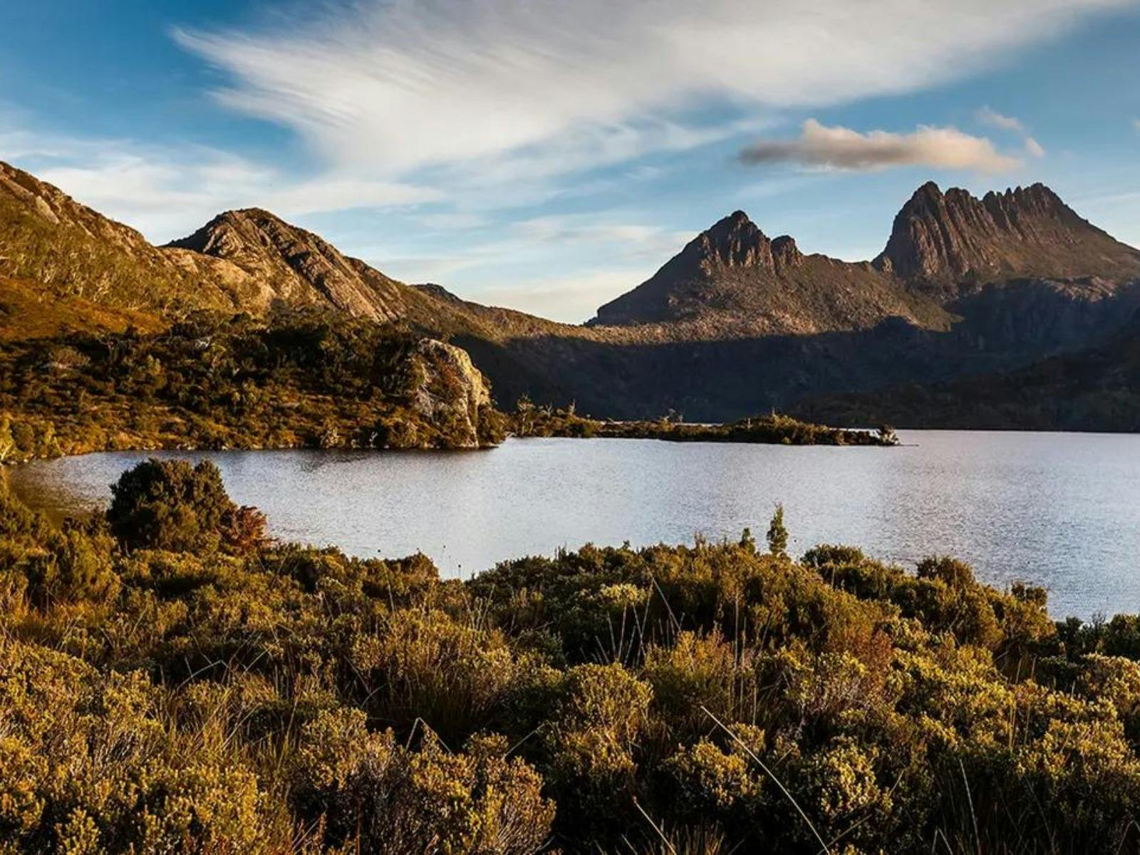 TAS-Cradle-Mountain-Serene-view-of-Dove-Lake
