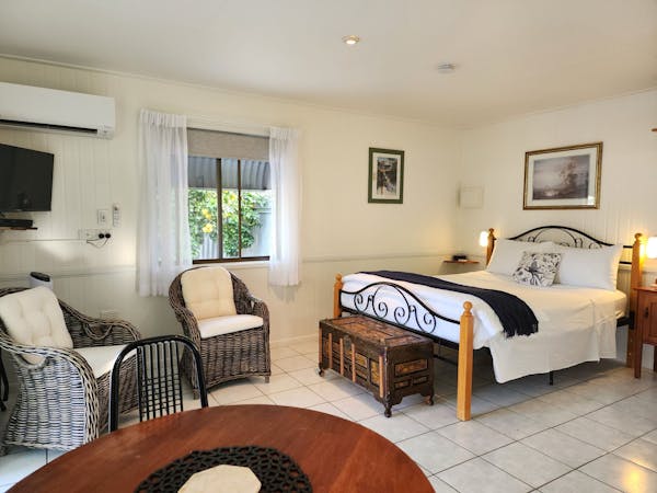 Queen Cabin