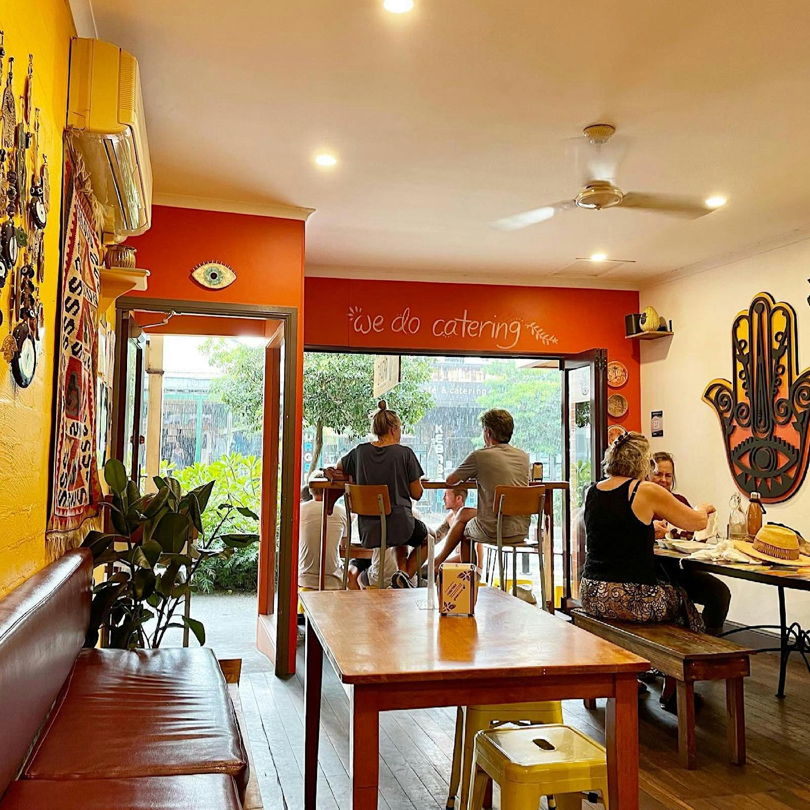 자타르에서 점심 식사를 하며 지나가는 퍼레이드를 감상하세요.