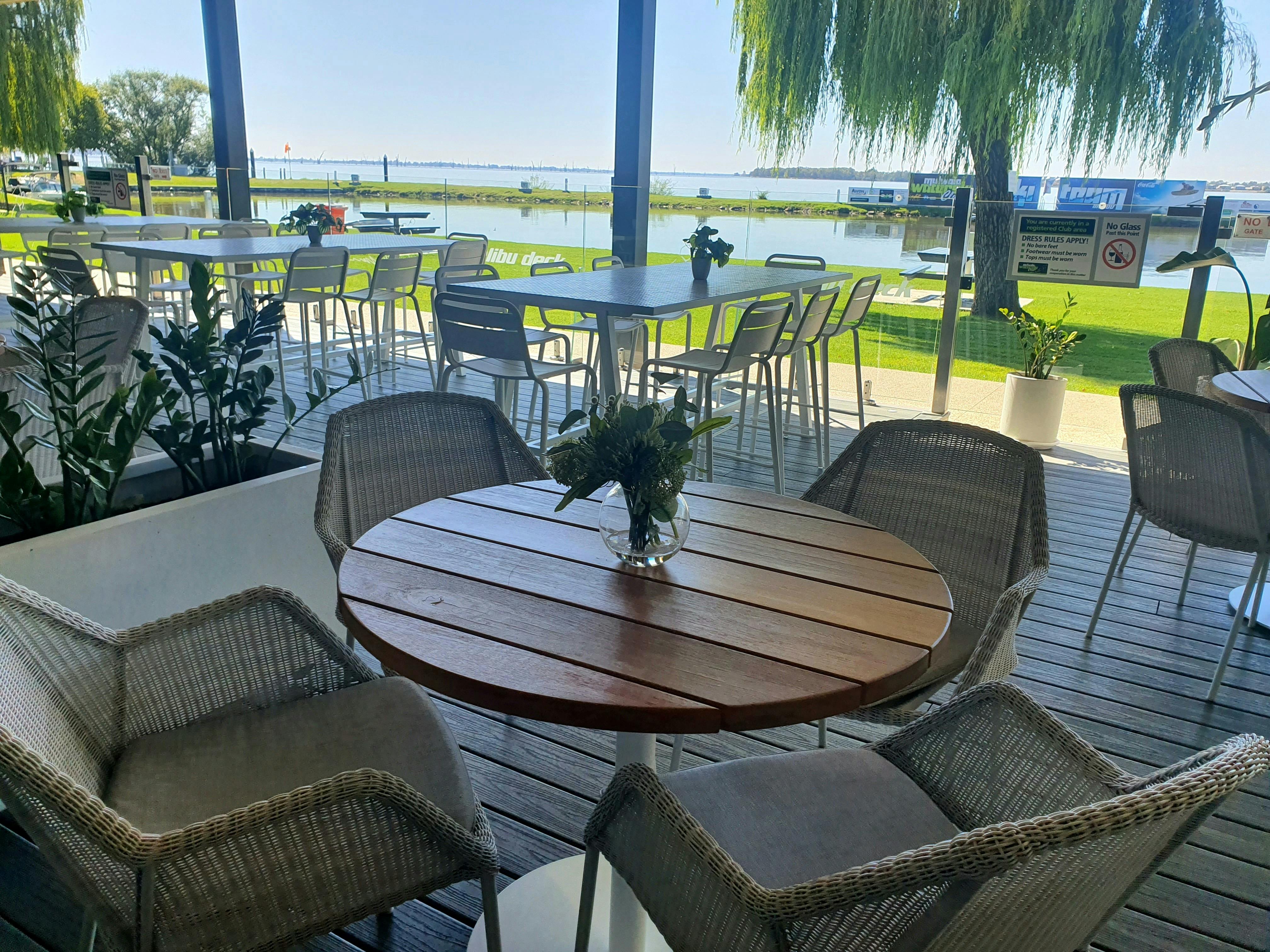 マルワラ ウォーター スキー クラブは、マルワラ唯一のウォーターフロント カフェです。
