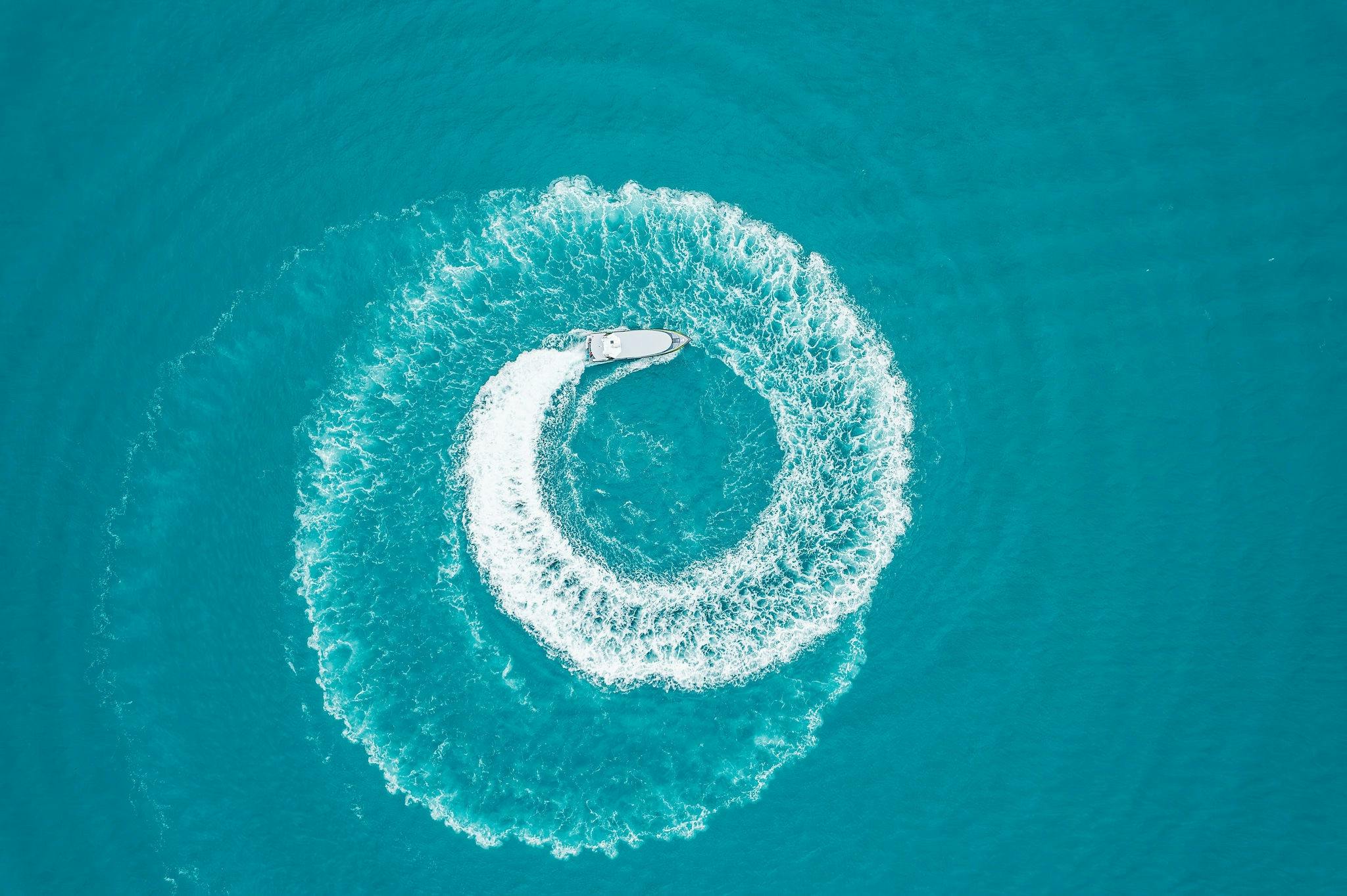 Viper Whitsundays does a donut on the water