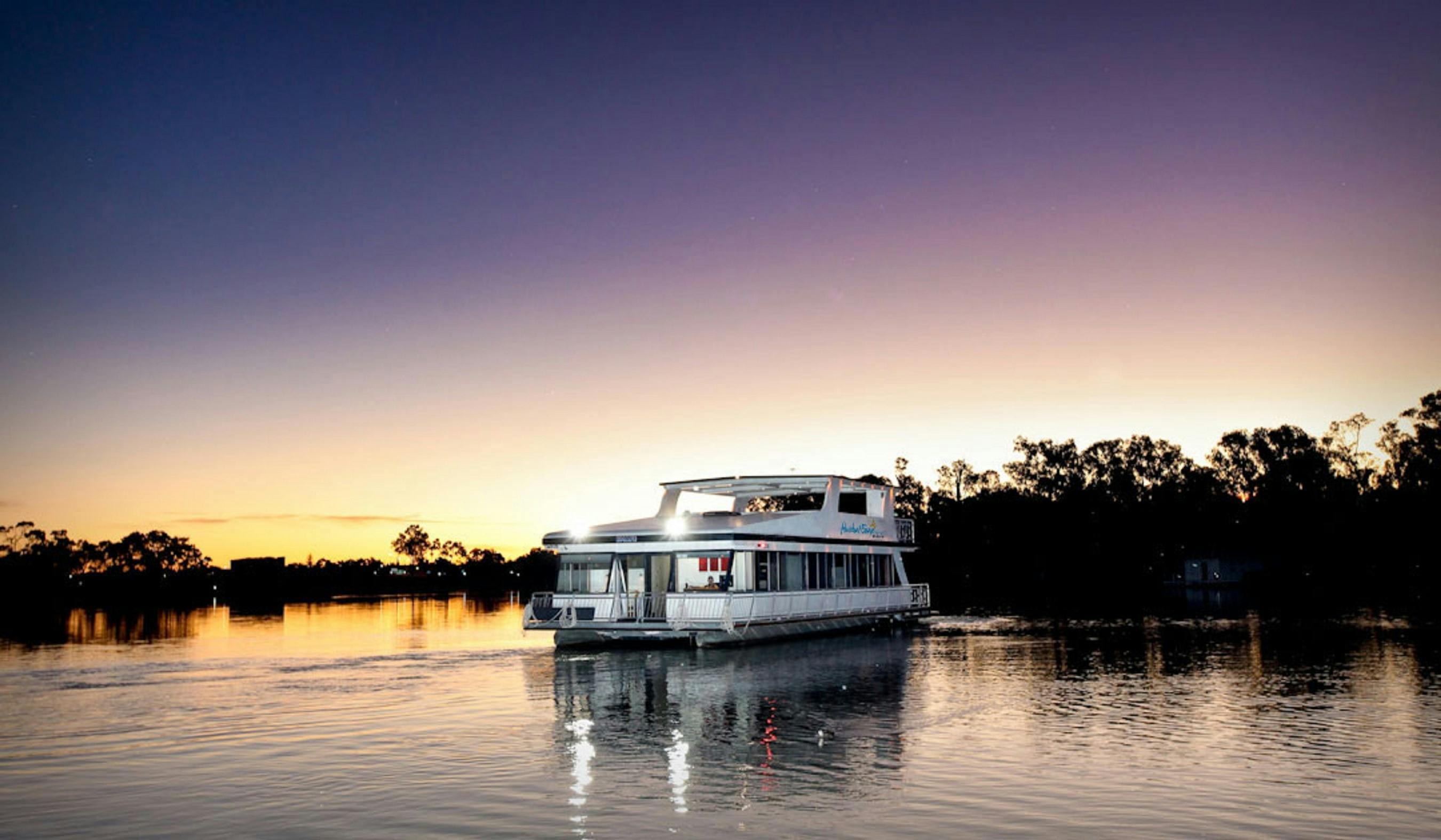 Houseboat Escape Mildura NSW Holidays & Things to Do