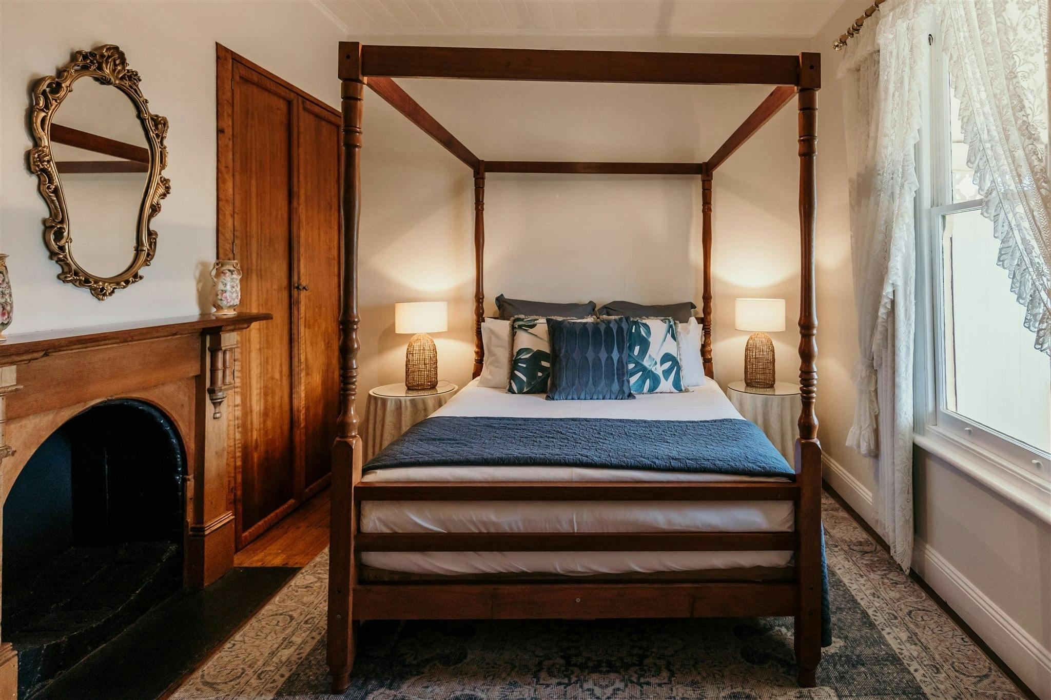Queen bed, sea and Green Hill views, historic charm