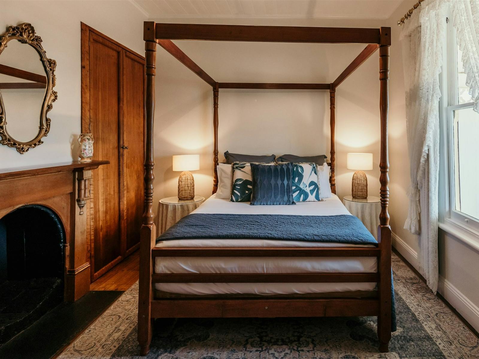 Queen bed, sea and Green Hill views, historic charm