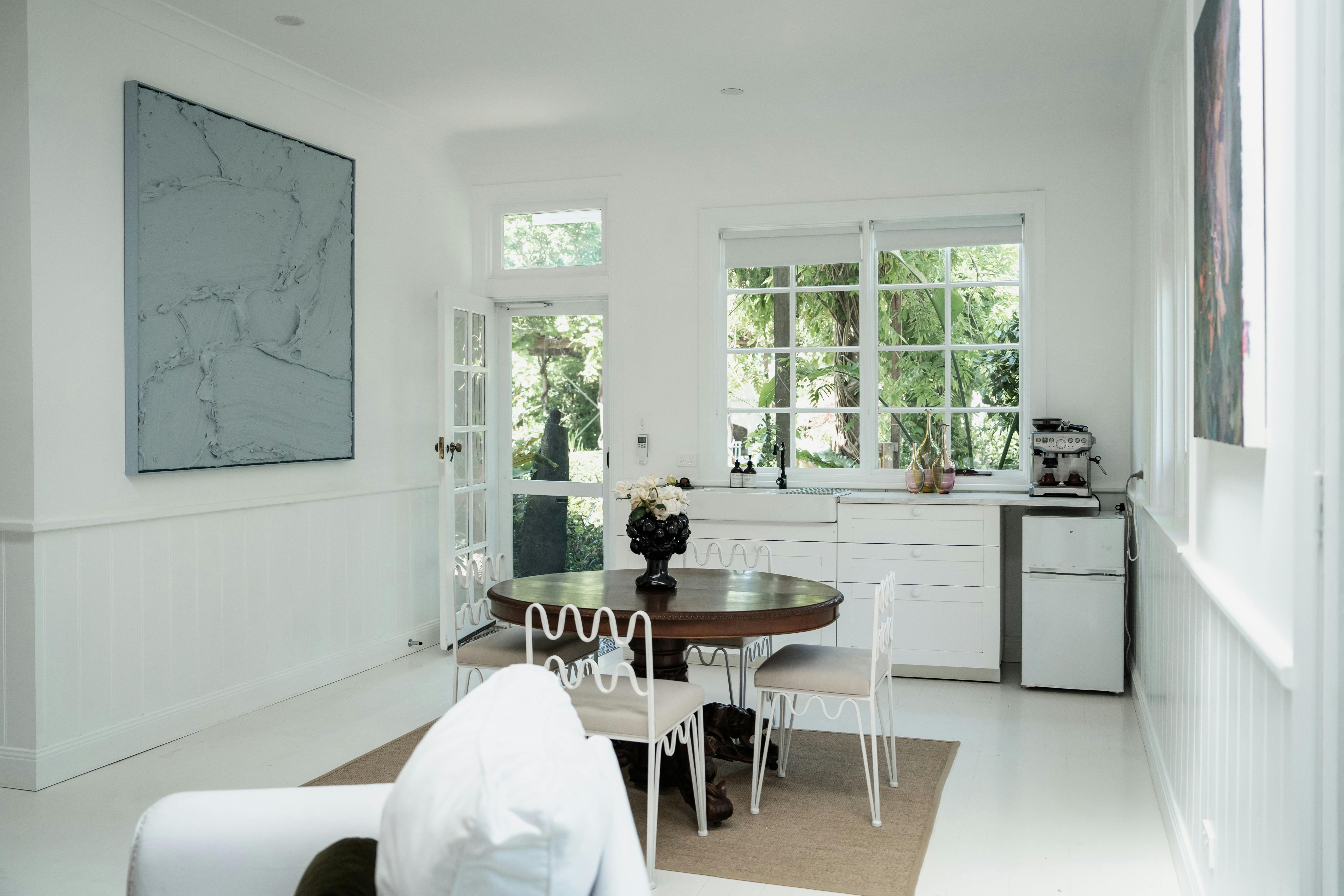 작은 테이블 주방 파란색 예술 작품 흰색 소파