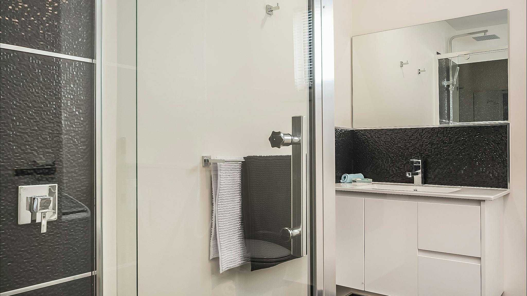 1 bedroom bathroom