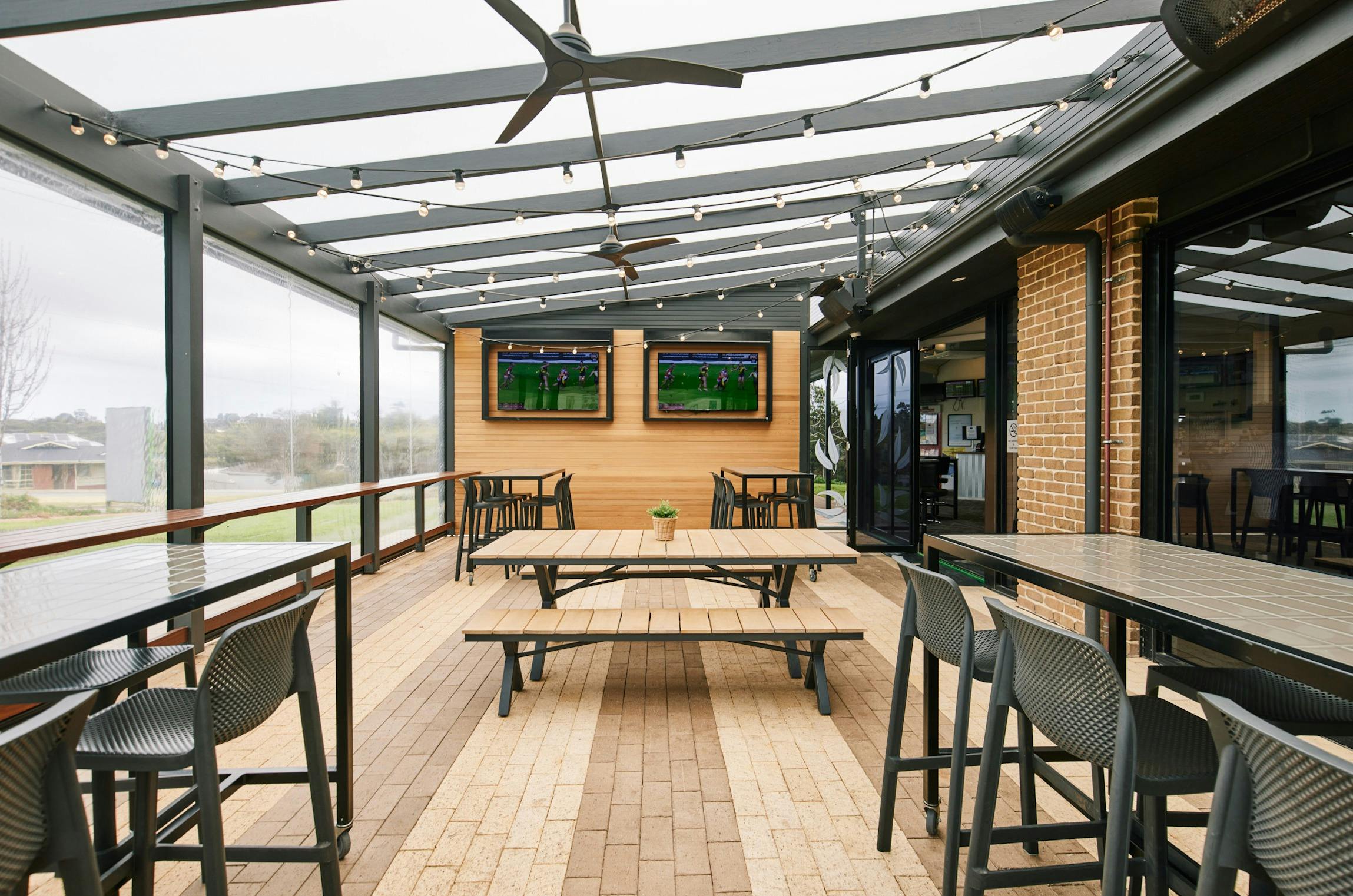 The Aussie Inn - Alfresco Dining Area