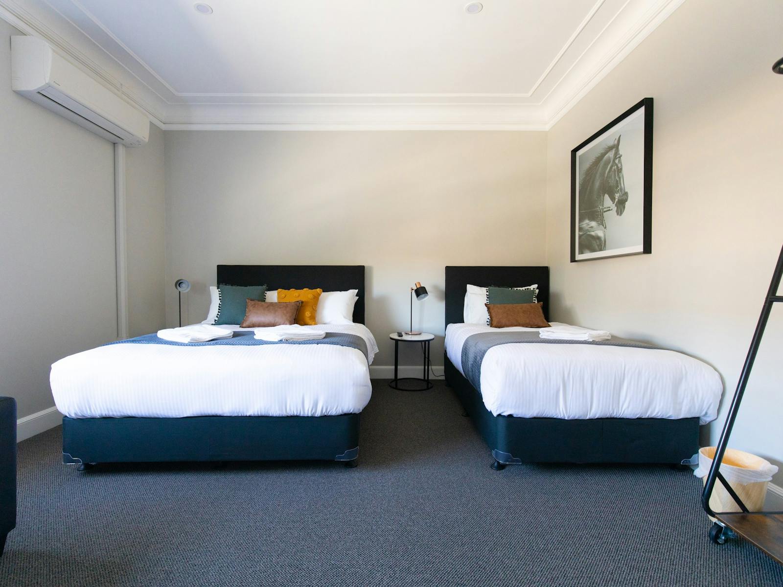 Horse and Jockey Hotel Homebush - Queen & Single Room, Shared bathroom