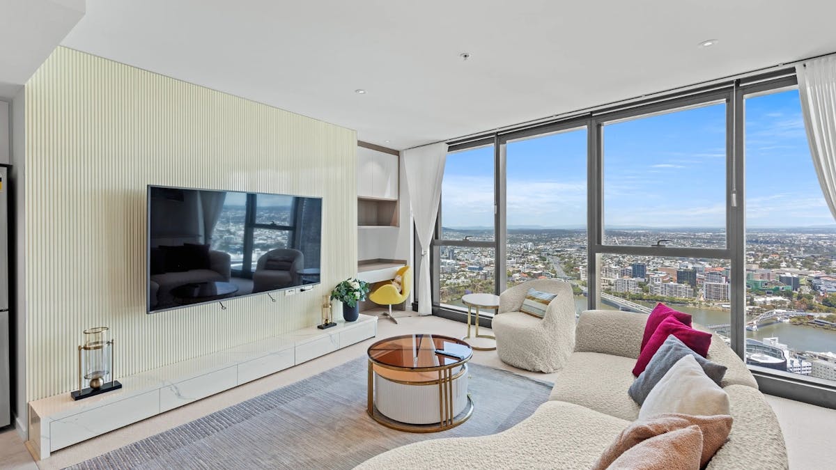 3 Bed 2 Bathroom Sky High