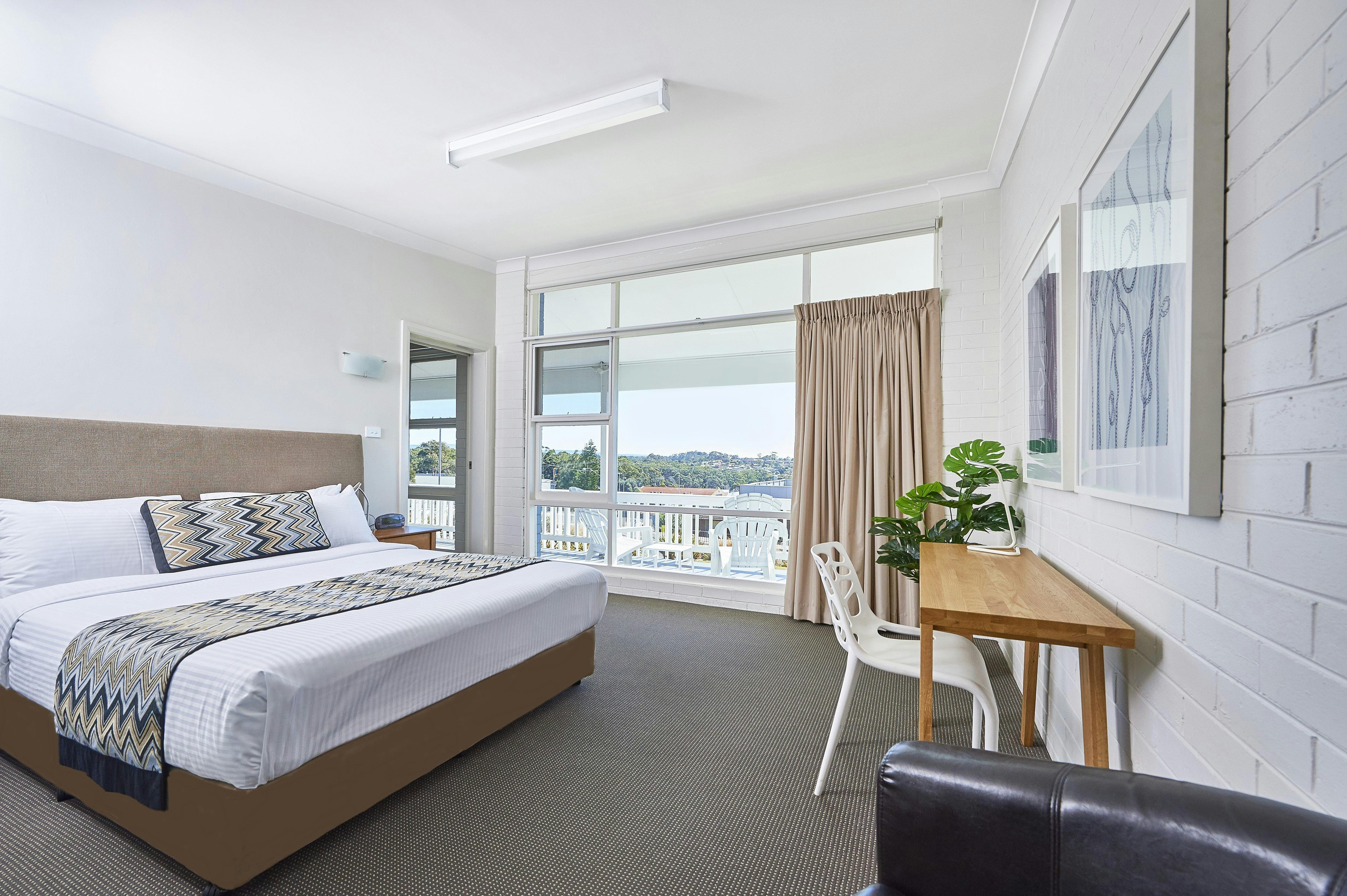 Apt 1,2,3 1 베드룸 아파트 - 퀸 사이즈 침실 서재 책상 및 전망을 감상할 수 있는 대형 발코니