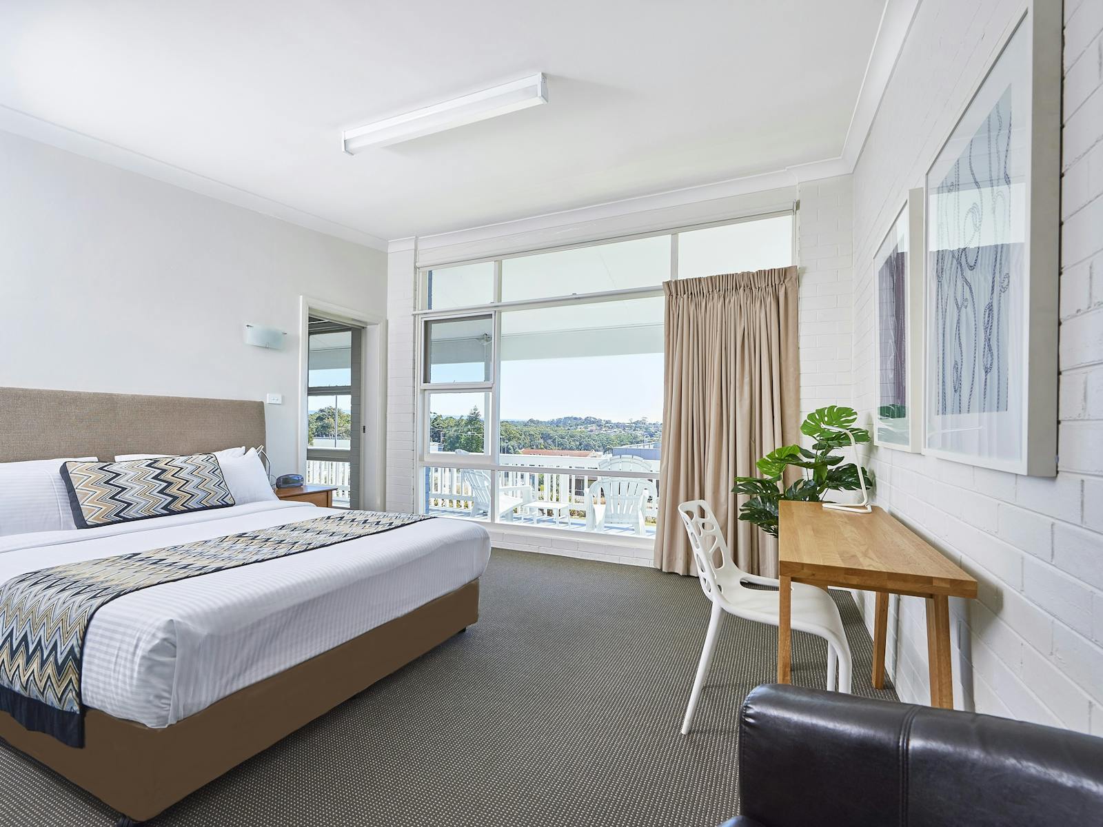 Apt 1,2,3 One Bedroom Apartment - queen sized bed, study desk and large balcony with views