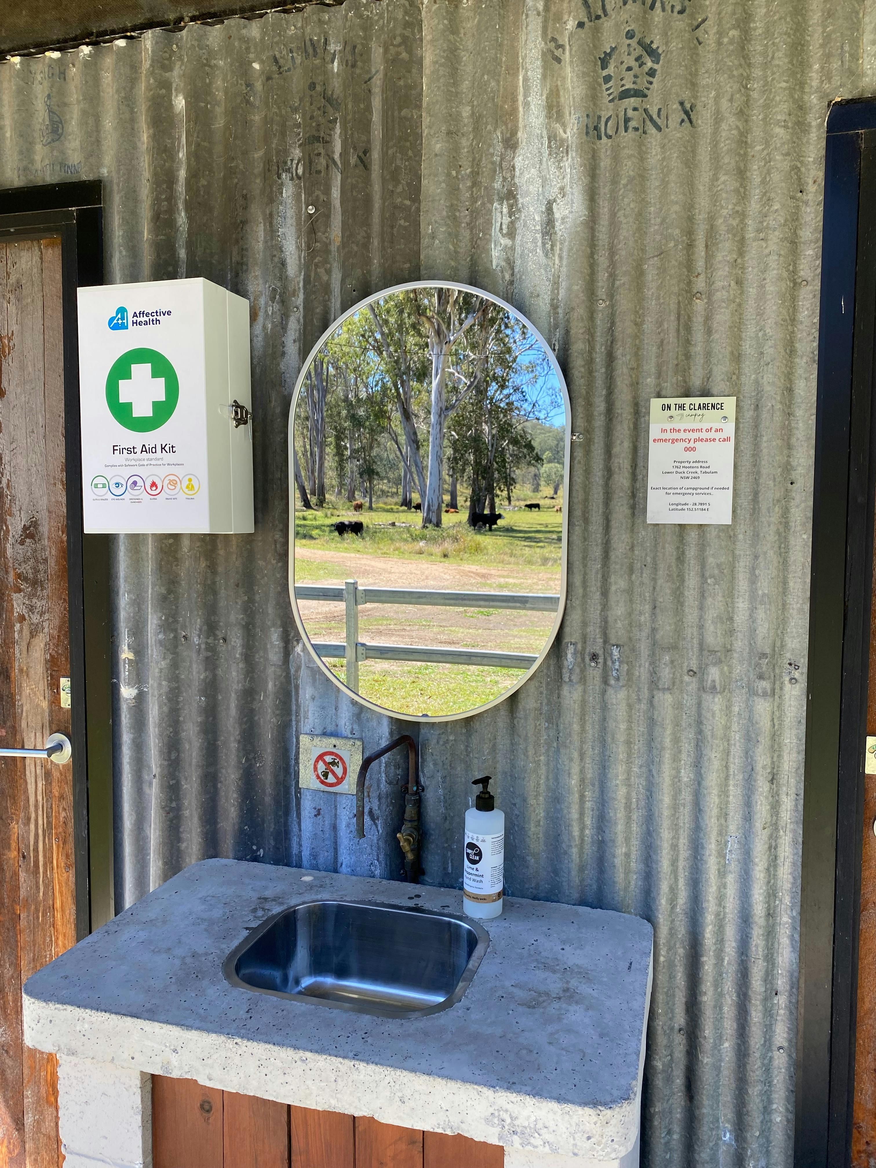 클라렌스 캠핑장의 응급처치 거울
