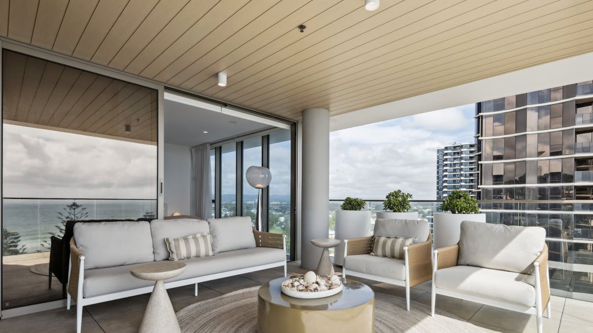 3 Bedroom unit in Burleigh - Outdoor seating on the balcony