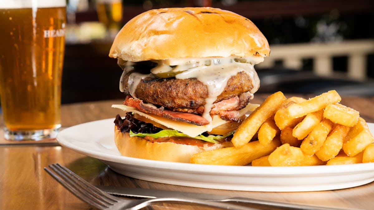 Kenilworth Hotel & Brewery - Burger, chips and a beer