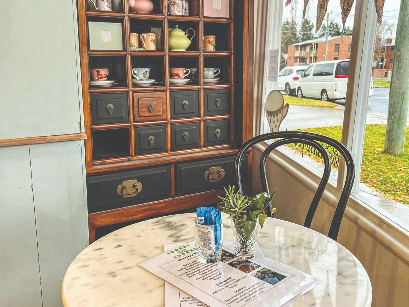 Set table with display behind