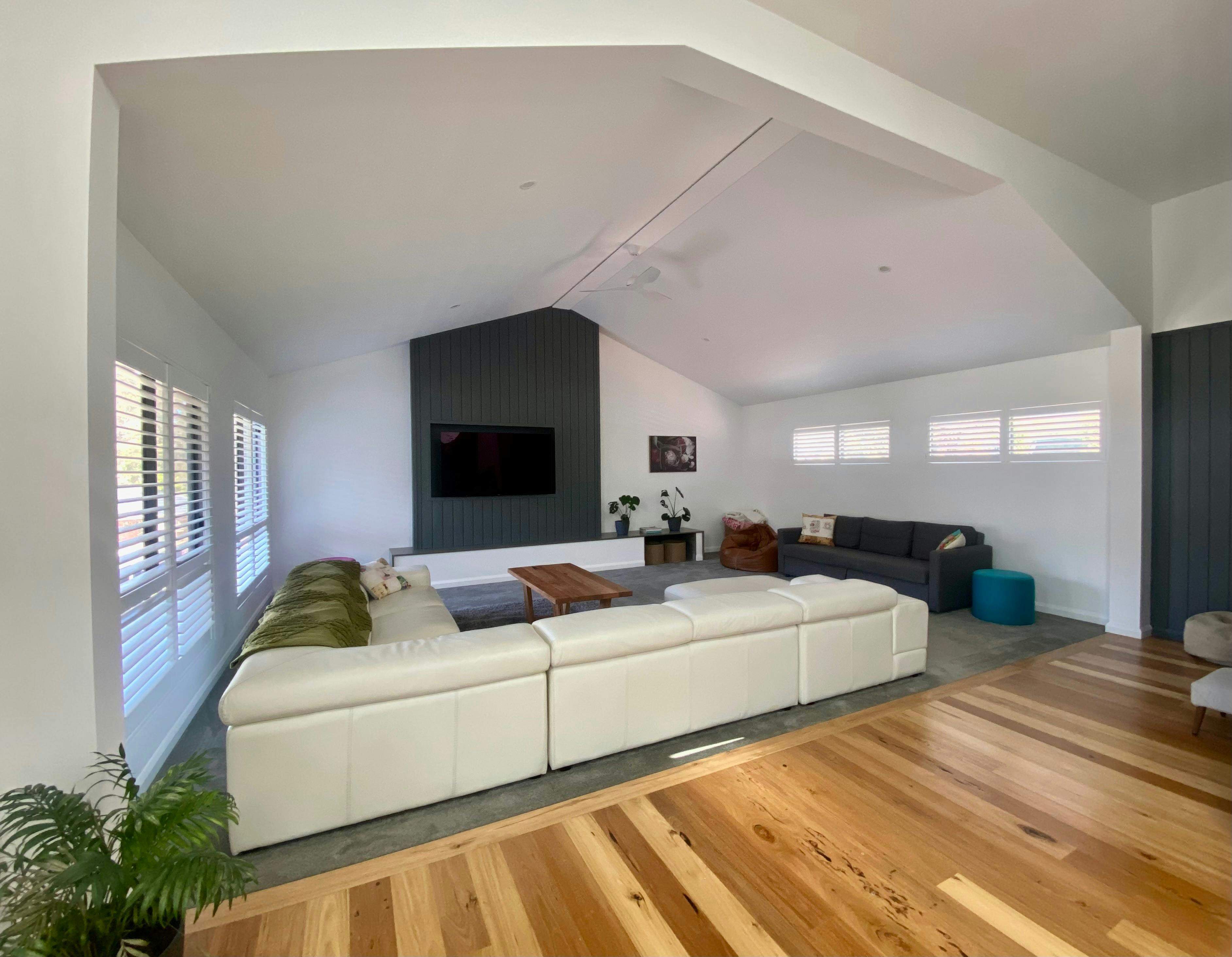 넓은 오픈 플랜 거실