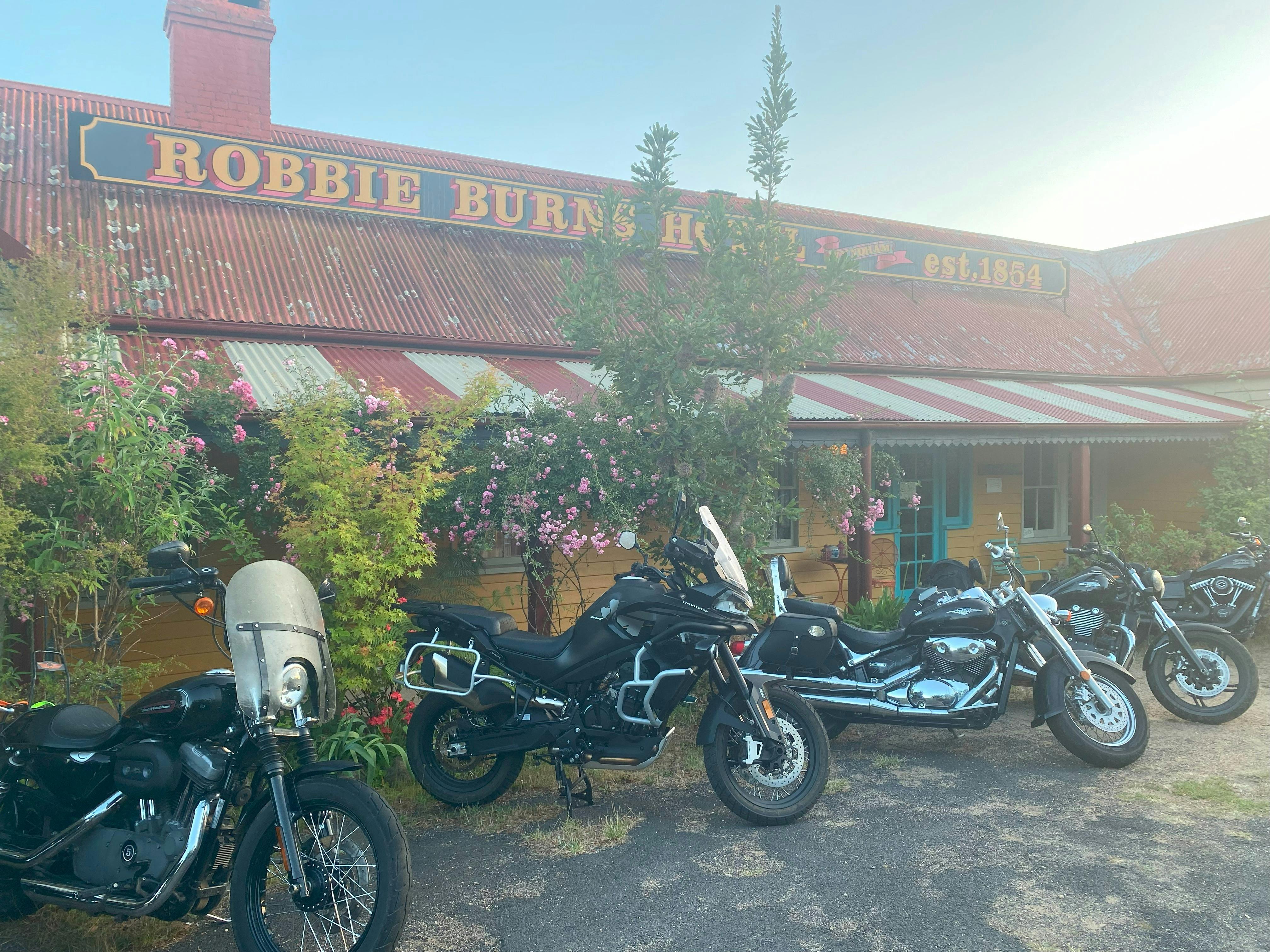 摩托車停在羅比伯恩斯溫德姆飯店前