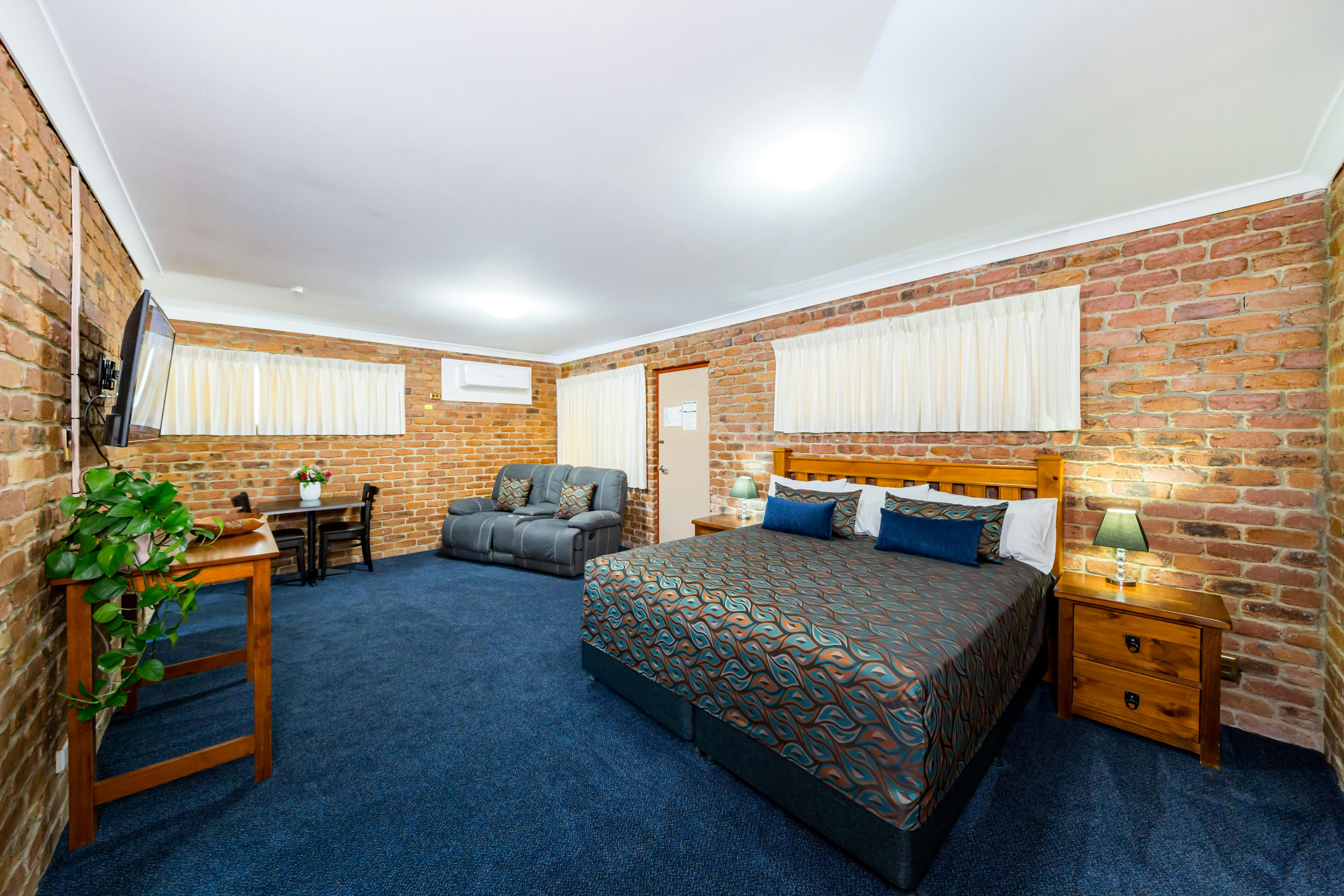 King bed, 2-person Spa & private Courtyard, reclining lounge