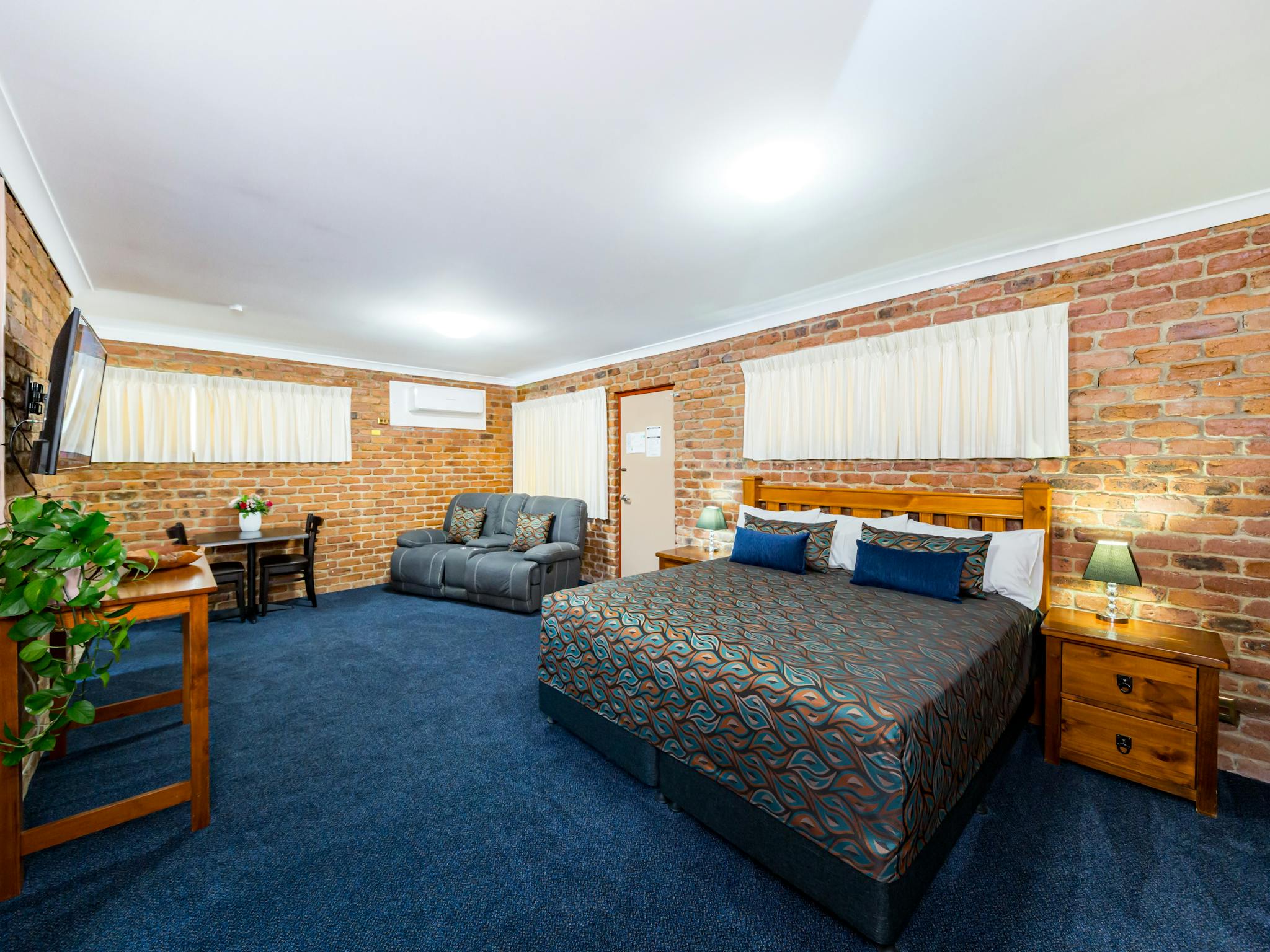King bed, 2-person Spa & private Courtyard, reclining lounge King bed, 2-person Spa & private Courtyard, reclining lounge