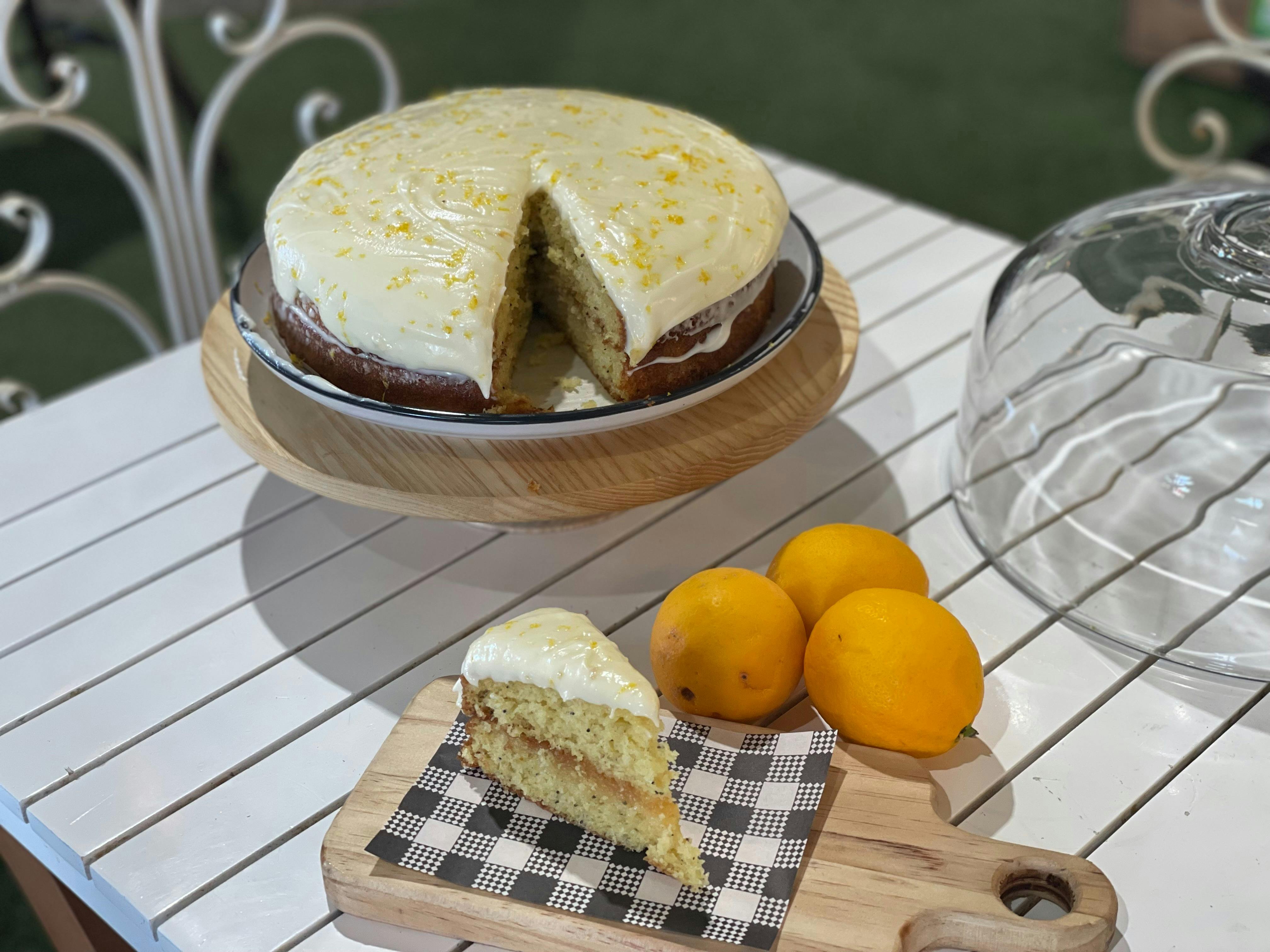 カフェの手作りケーキをお楽しみください。