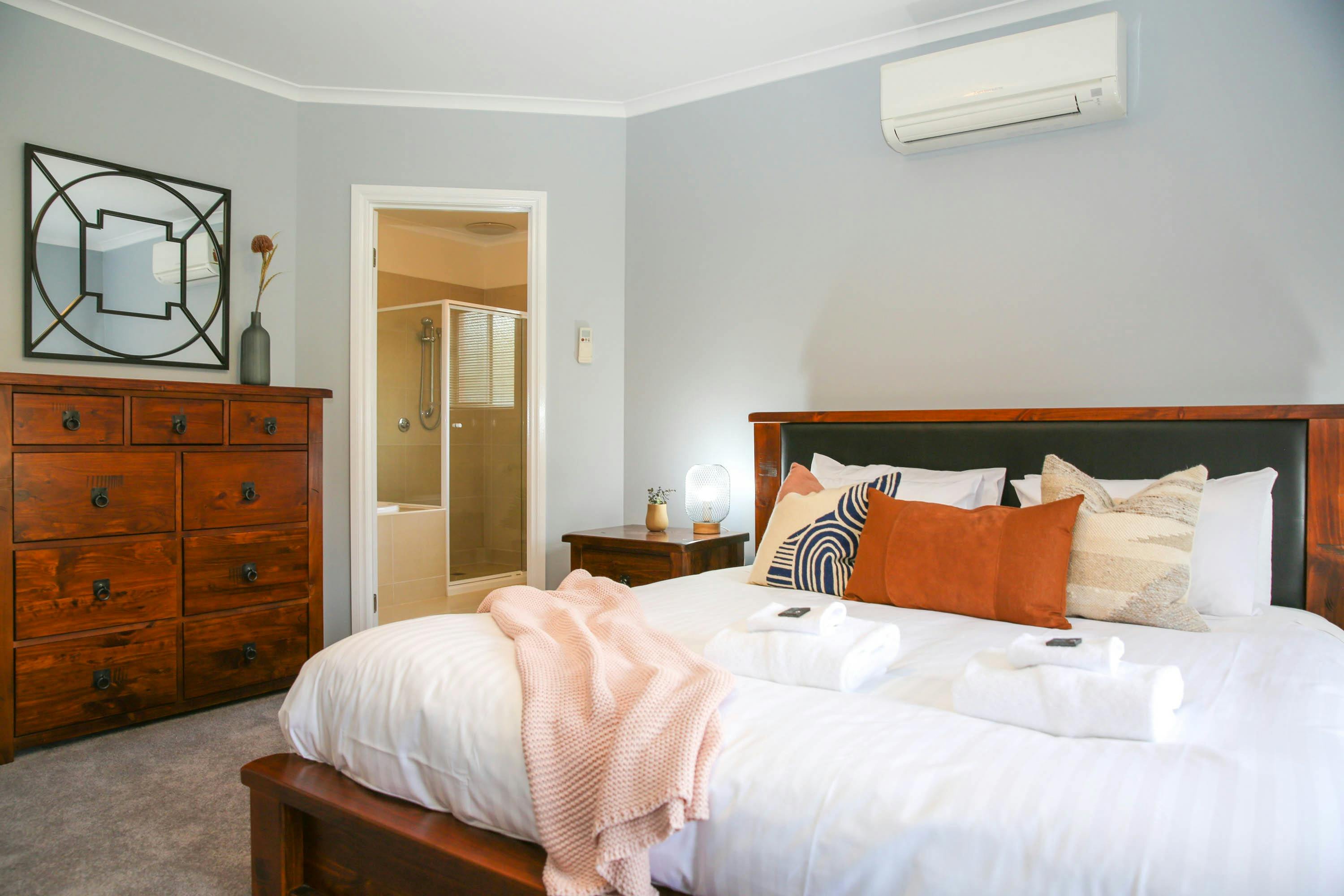 Master bedroom with ensuite bathroom - Pet friendly Group Family Bright Accommodation