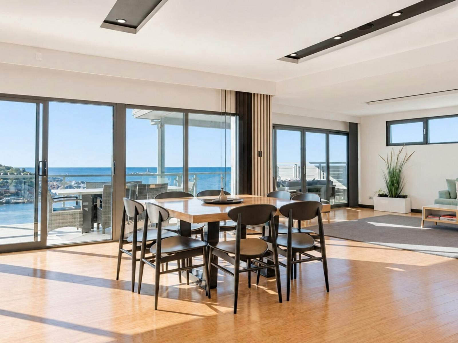 The Cove Bay of Fires - Dining area
