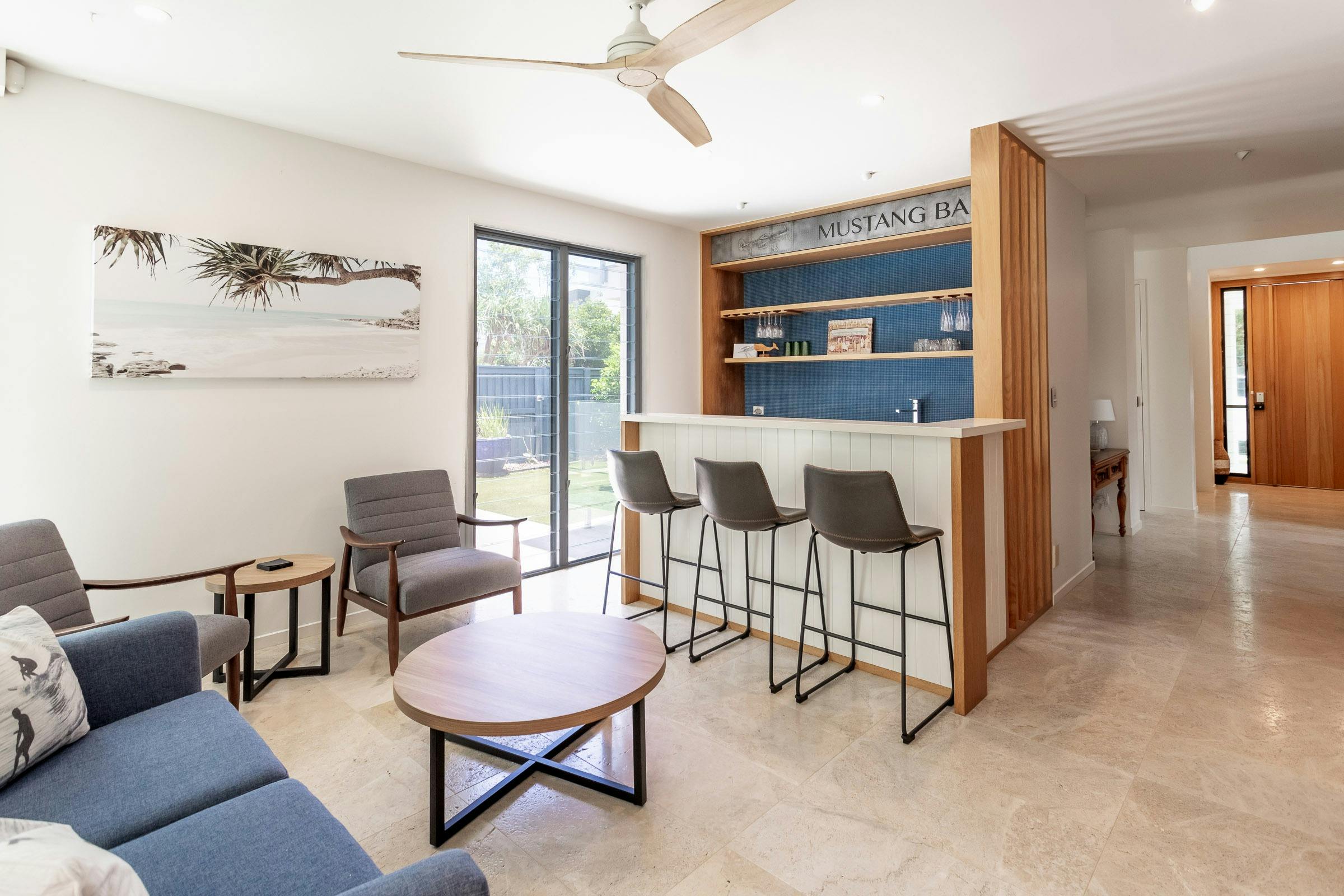 Bar and second living