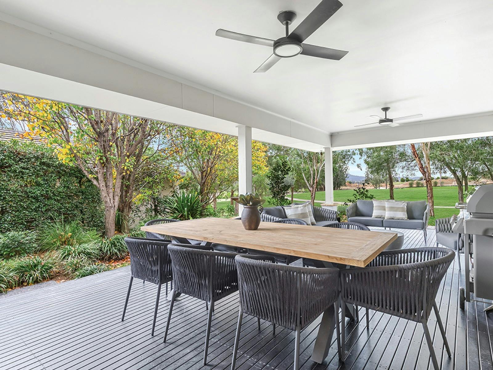 Lakeview Villa outside dining area