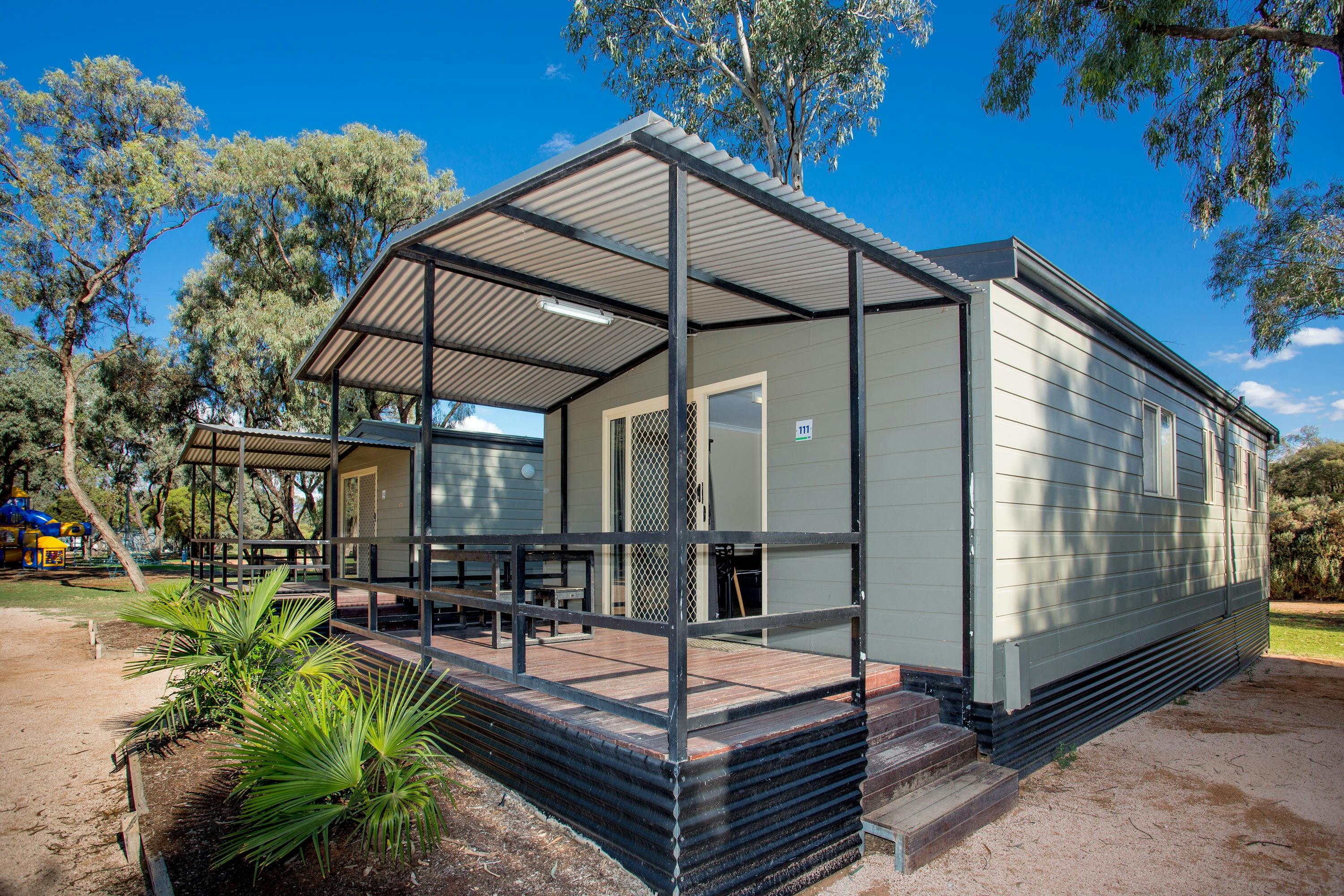 Superior 3 Bedroom Cabin - Sleeps 8