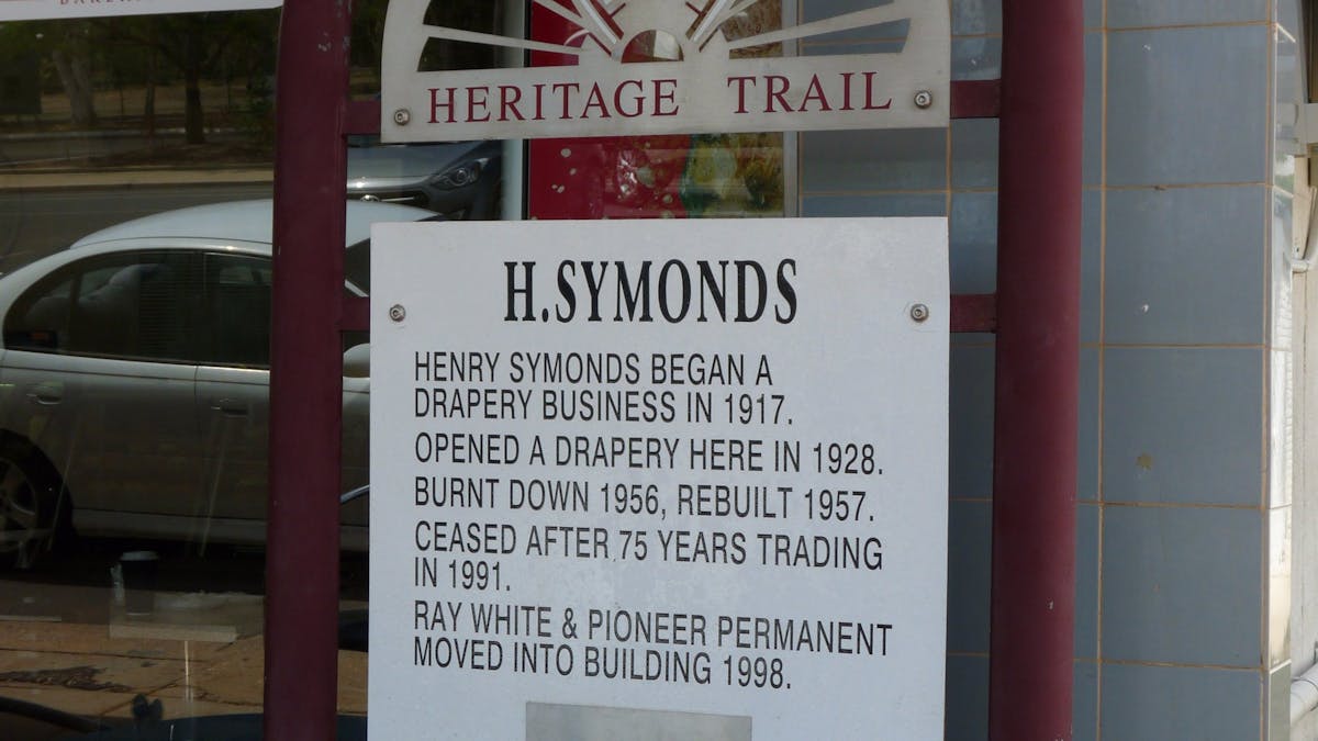 Symond's Sign