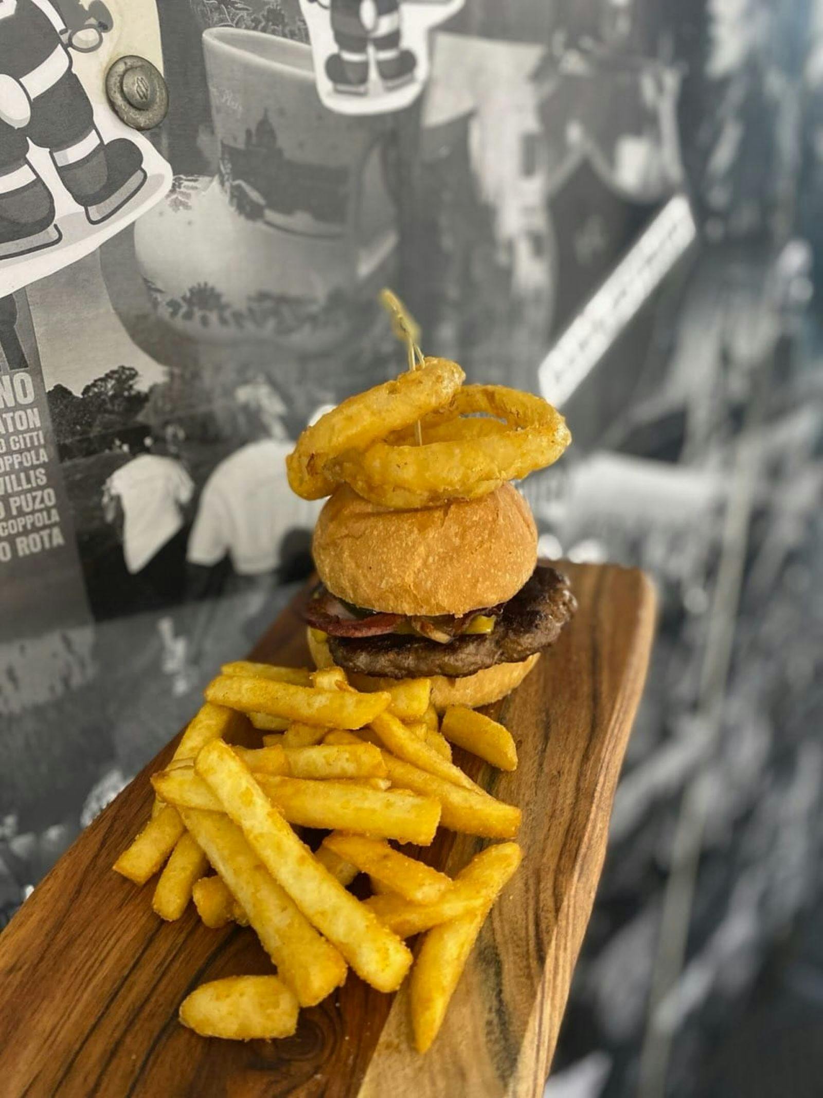 Rindfleisch-Speck-Burger mit Zwiebelringen