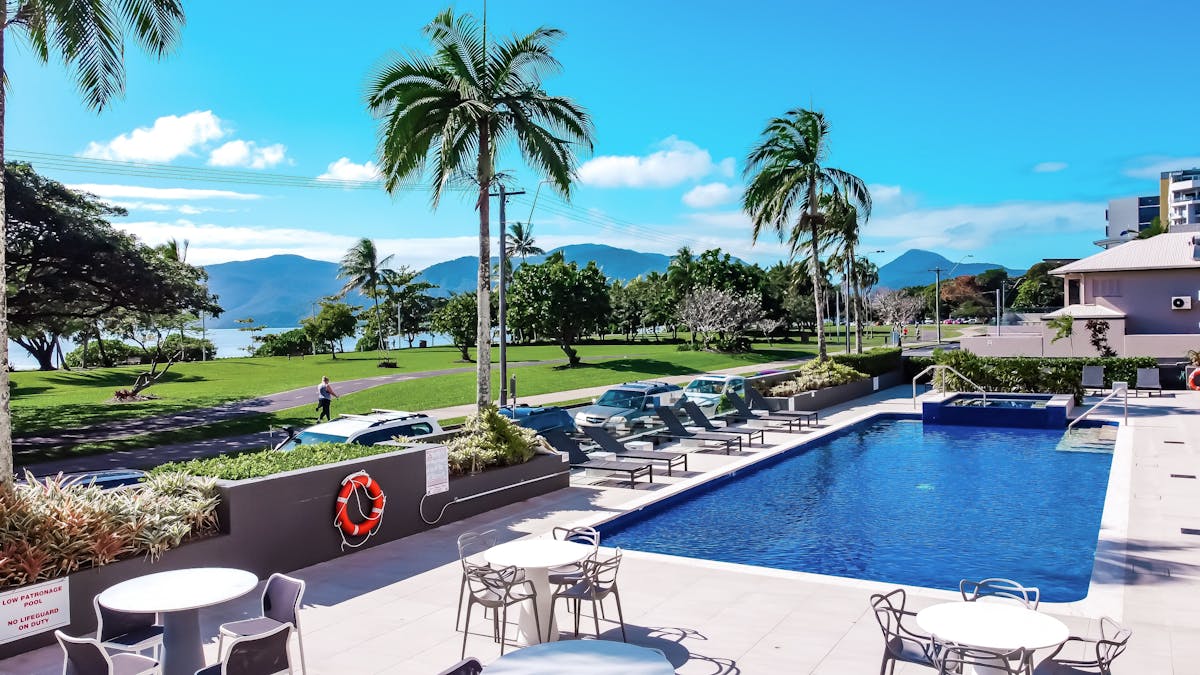 Outdoor Swimming Pool & Spa