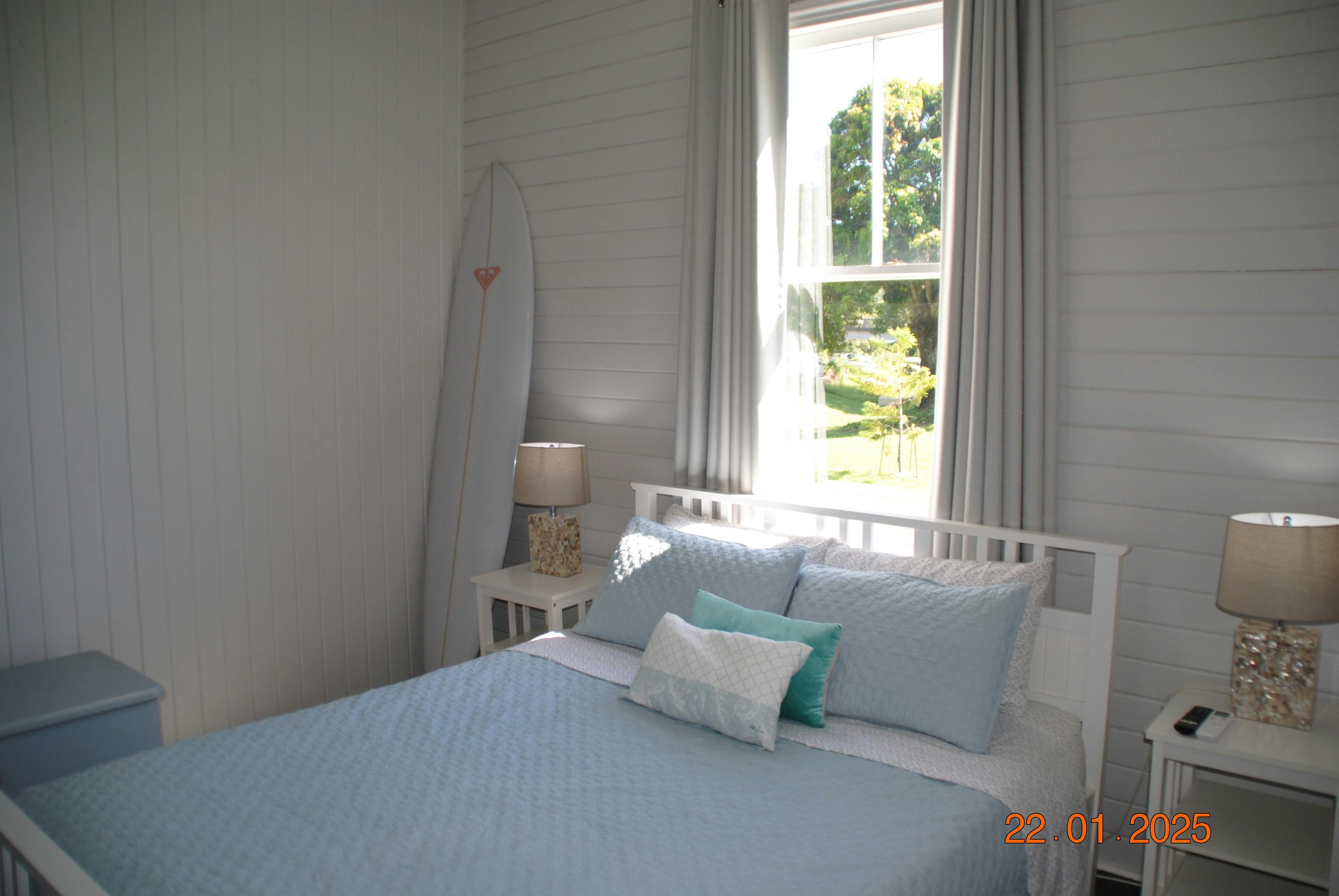 Bright modern suite with queen bed, pleanty of storage, reverse cycle airconditioner