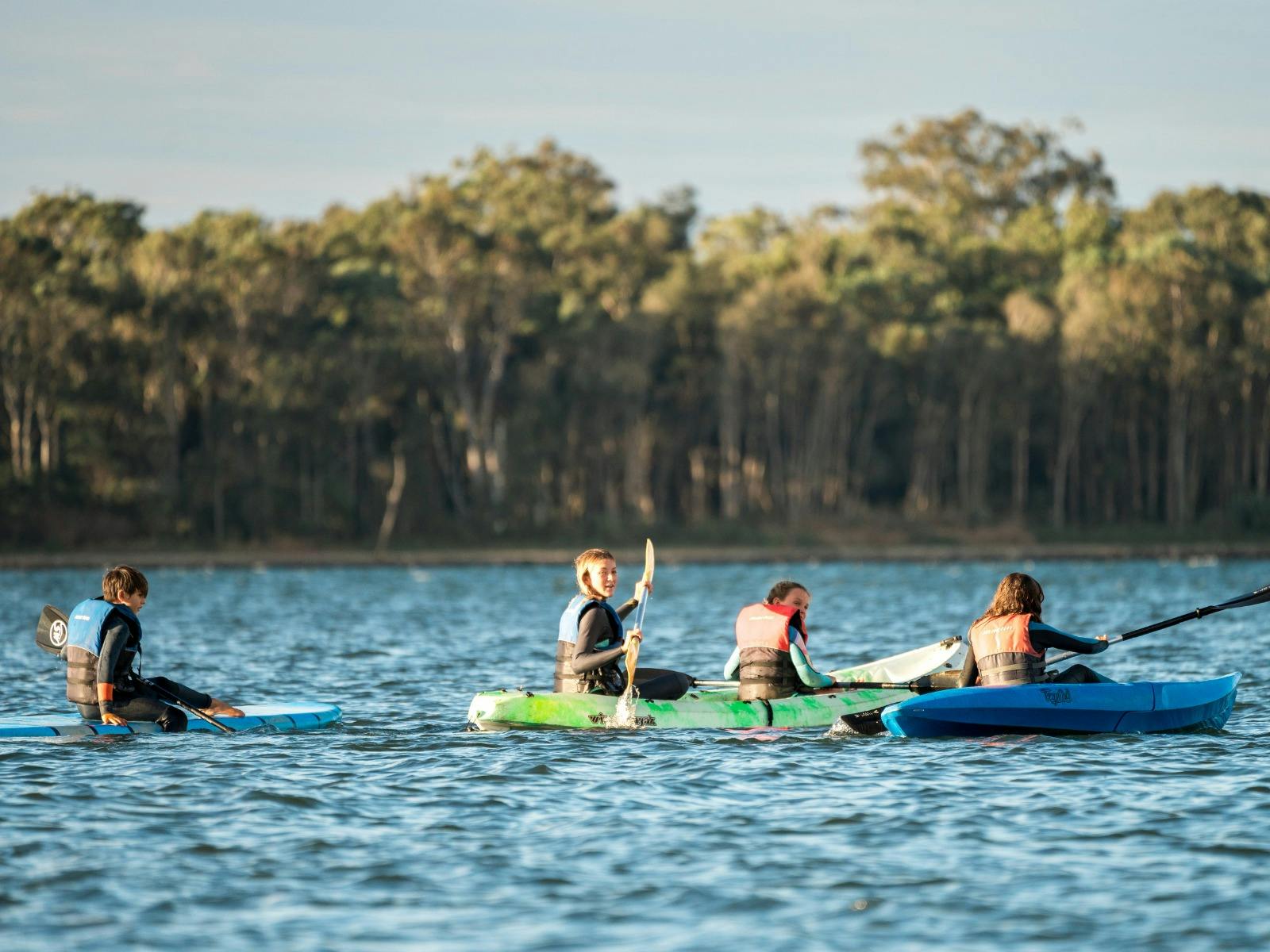 在河上劃皮划艇