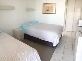 Andamooka Dukes Bottlehouse Twin Share room