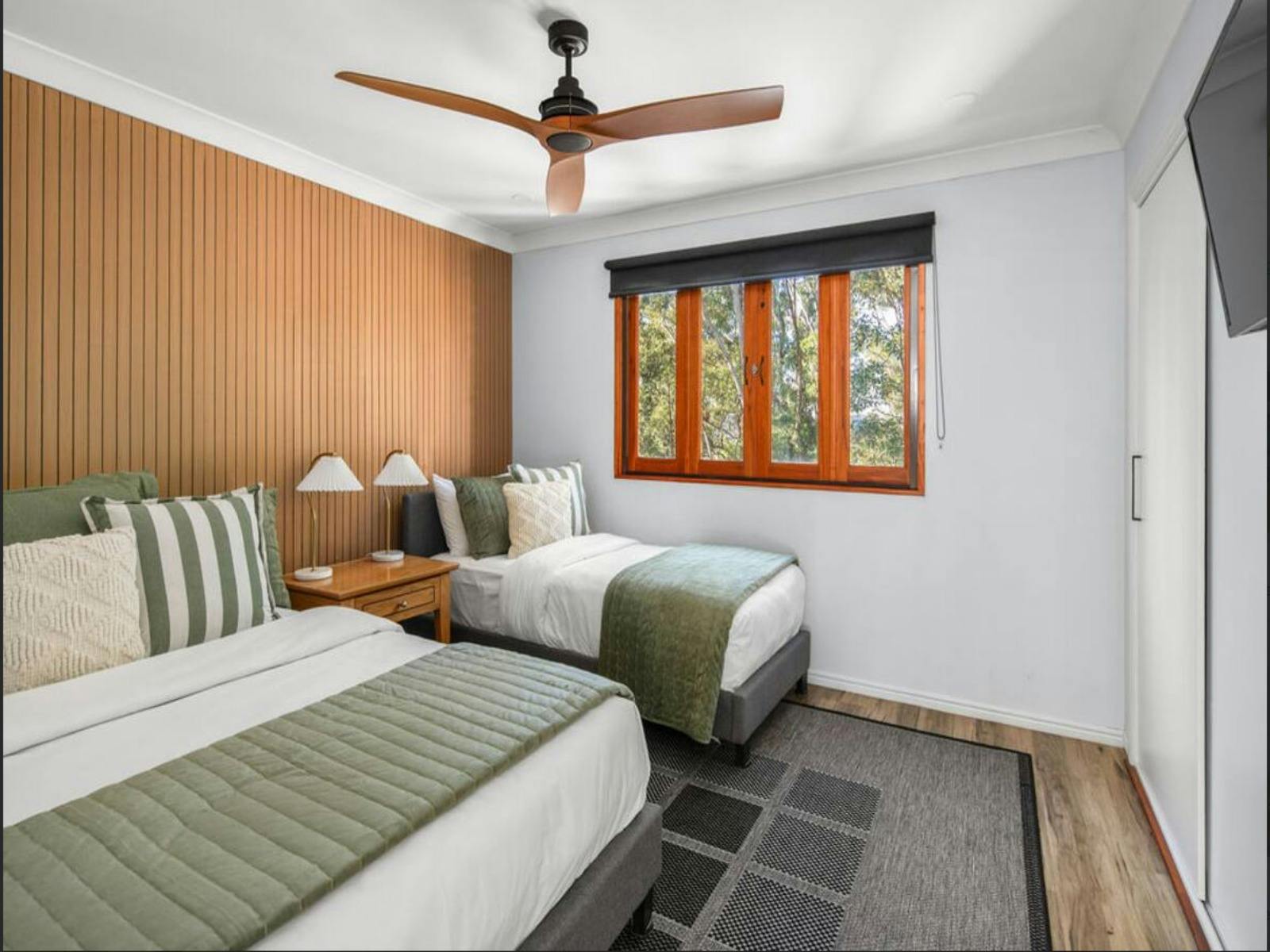 넓고 쾌적한 침실에서 편안하게 숨을 쉬어보세요. 개방감과 차분함이 느껴집니다.