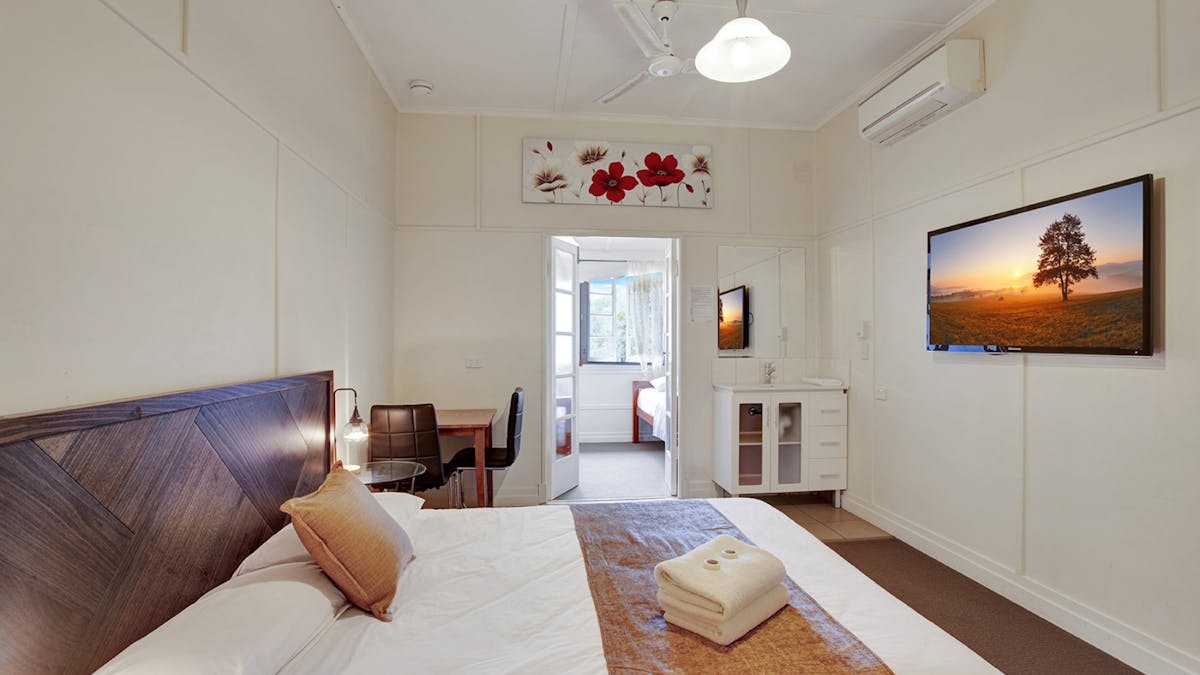 Kenilworth Hotel & Brewery - Queen with Ensuite