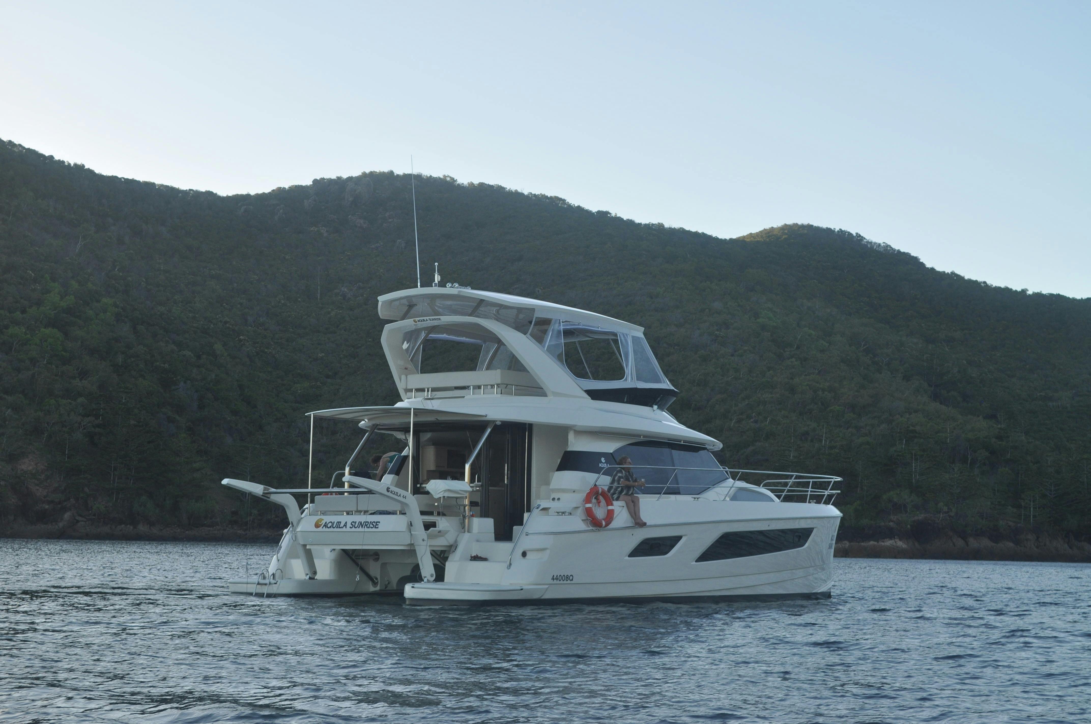 Power Catamaran - Aquila 44.3