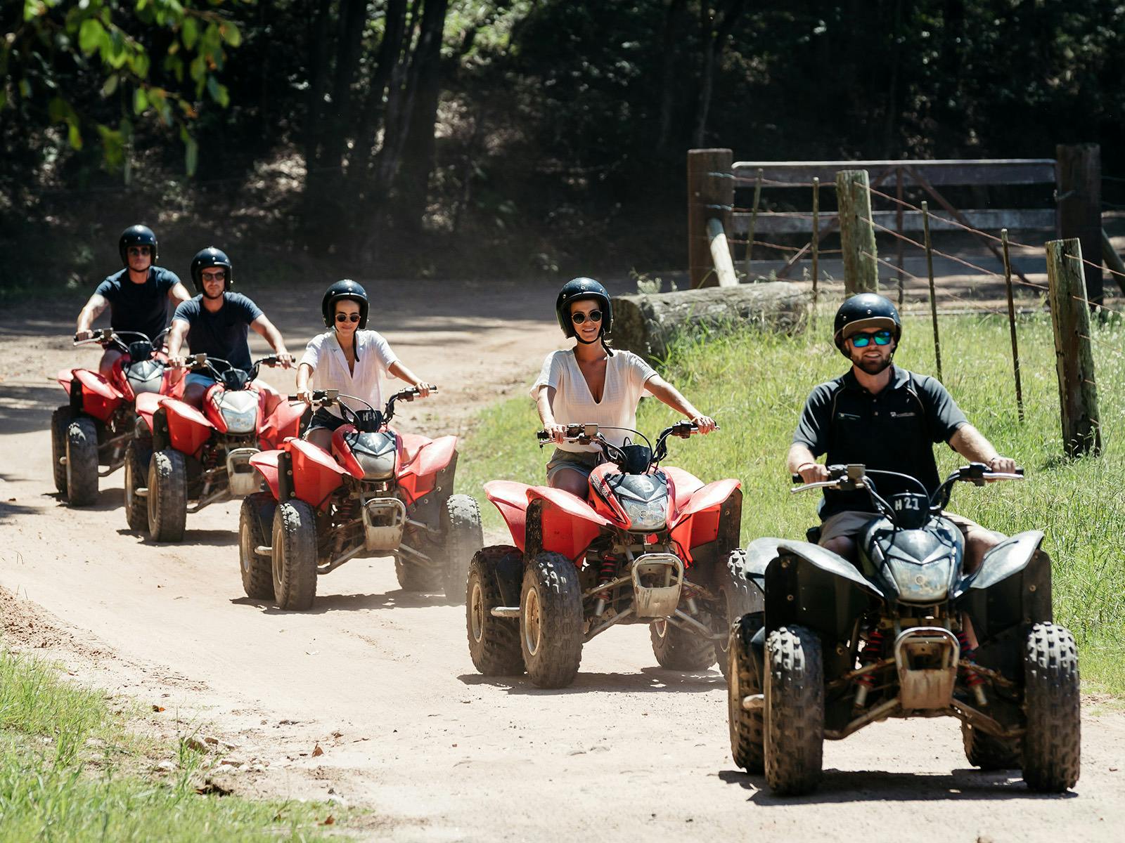 クワッドバイクに乗る人々