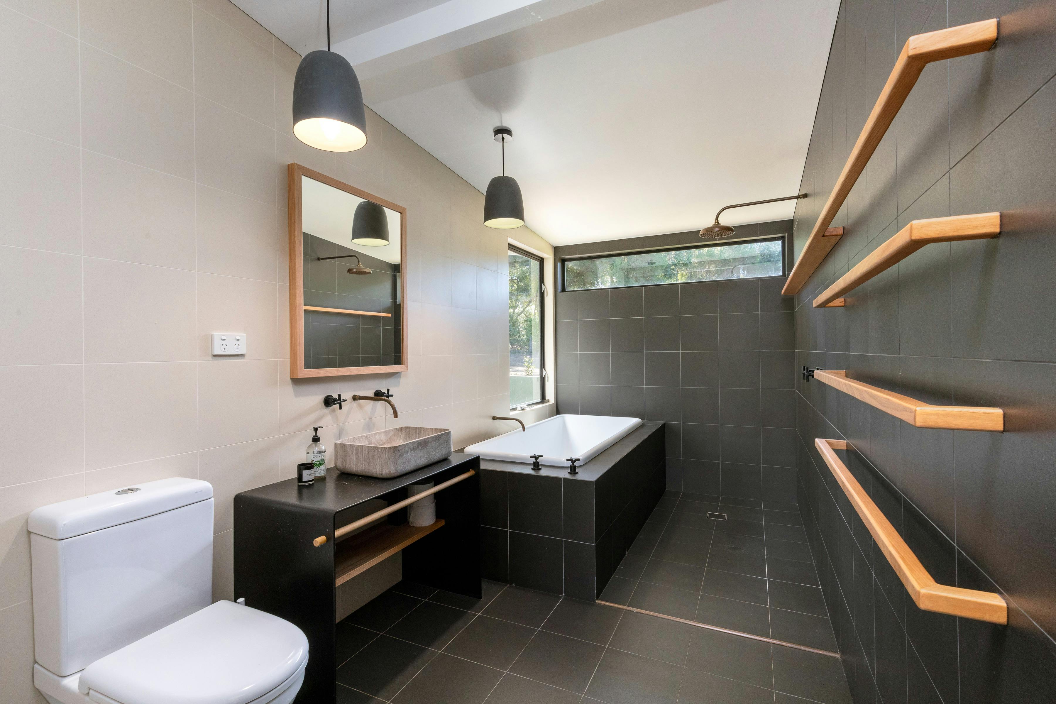 深いバスタブとレインシャワーを備えた素晴らしいモダンなバスルーム