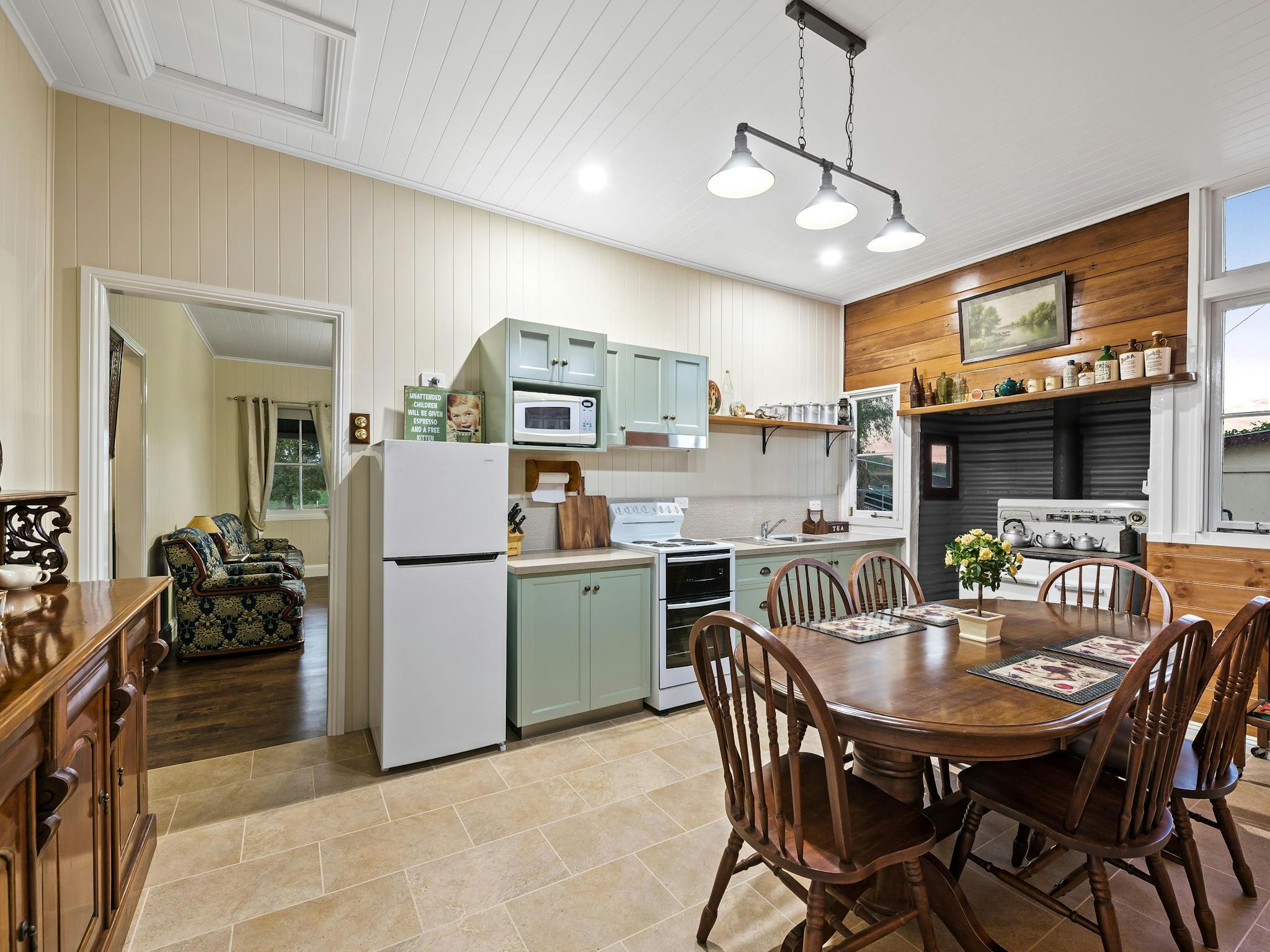 Mountview Homestead has a fully equiped kitchen, including fridge/freezer, oven and microwave.a
