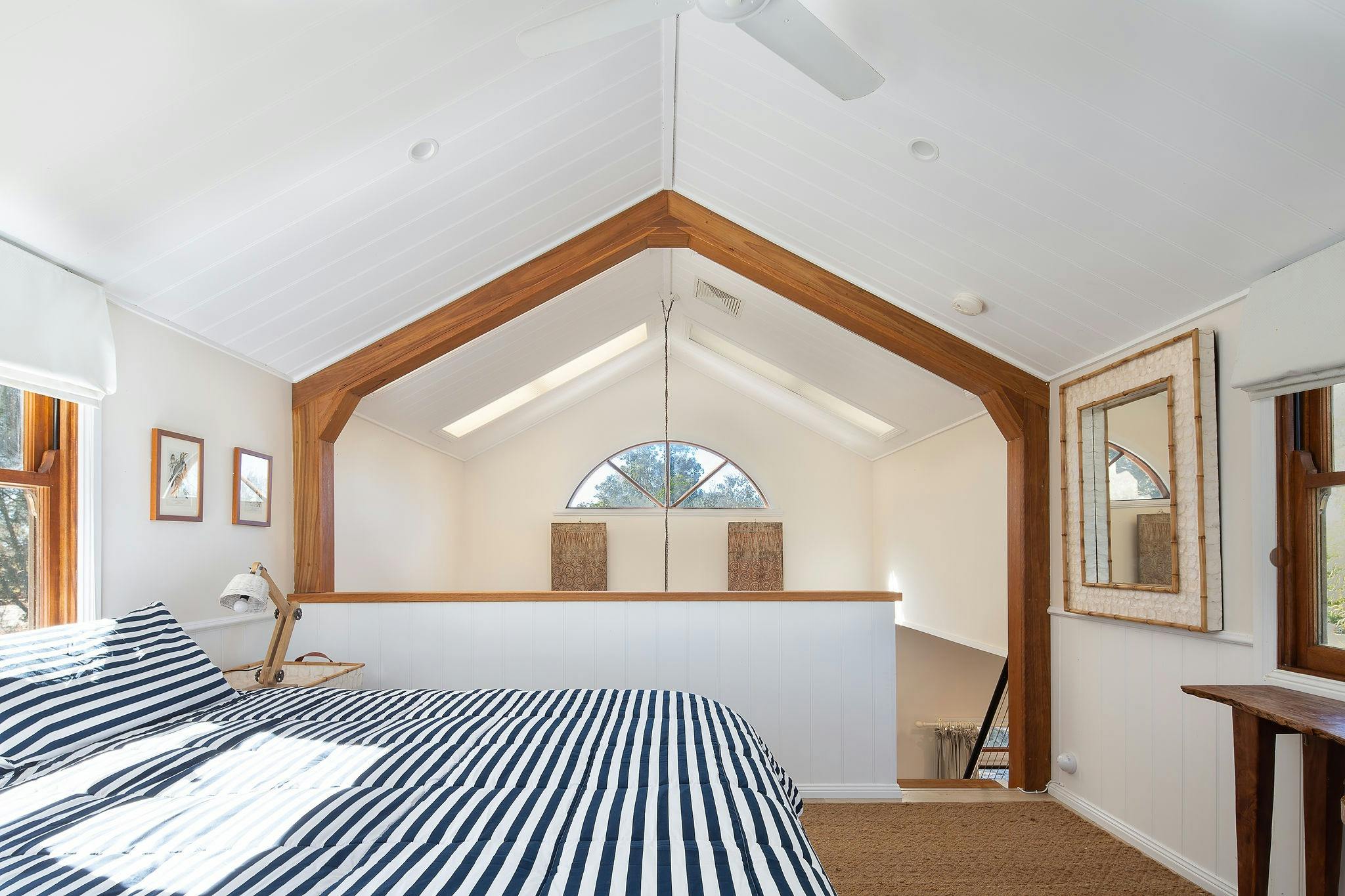 Lakefront Barn Bedroom Loft의 신선한 인테리어 디자인