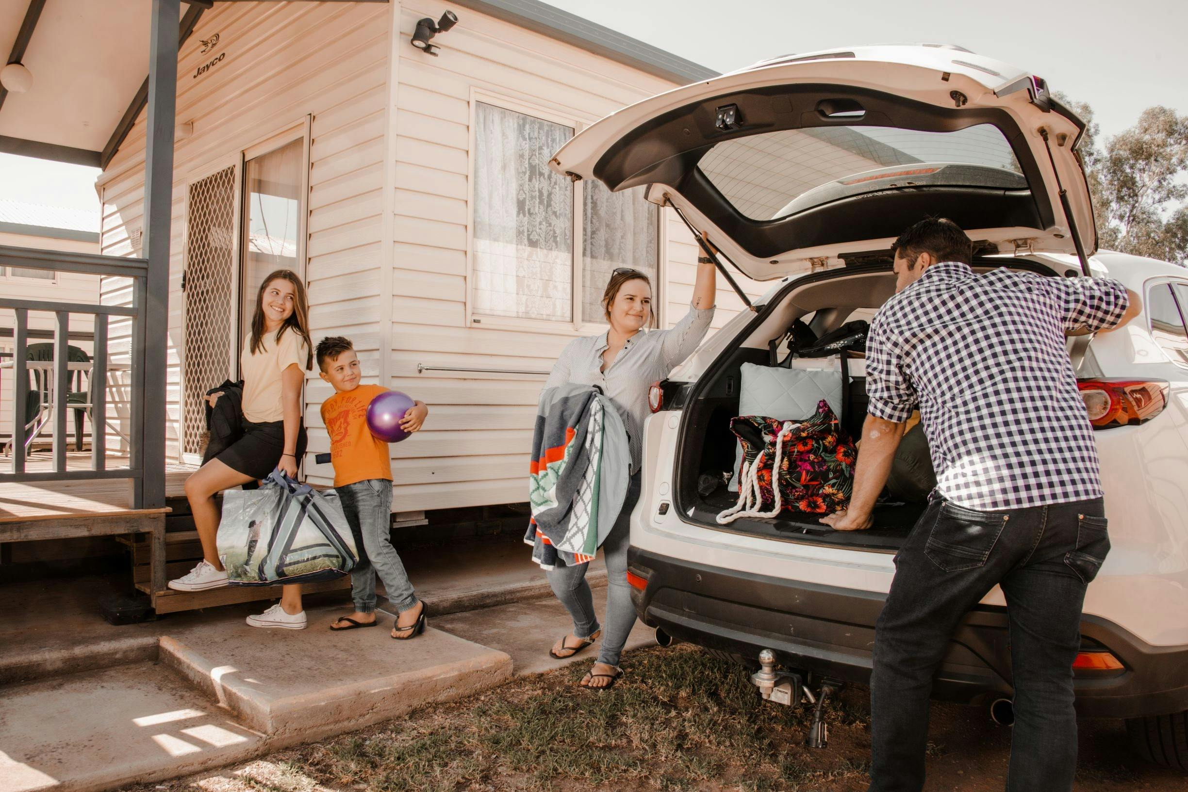 캐러밴 파크 캐빈에 머물기 위해 가족 포장 풀기