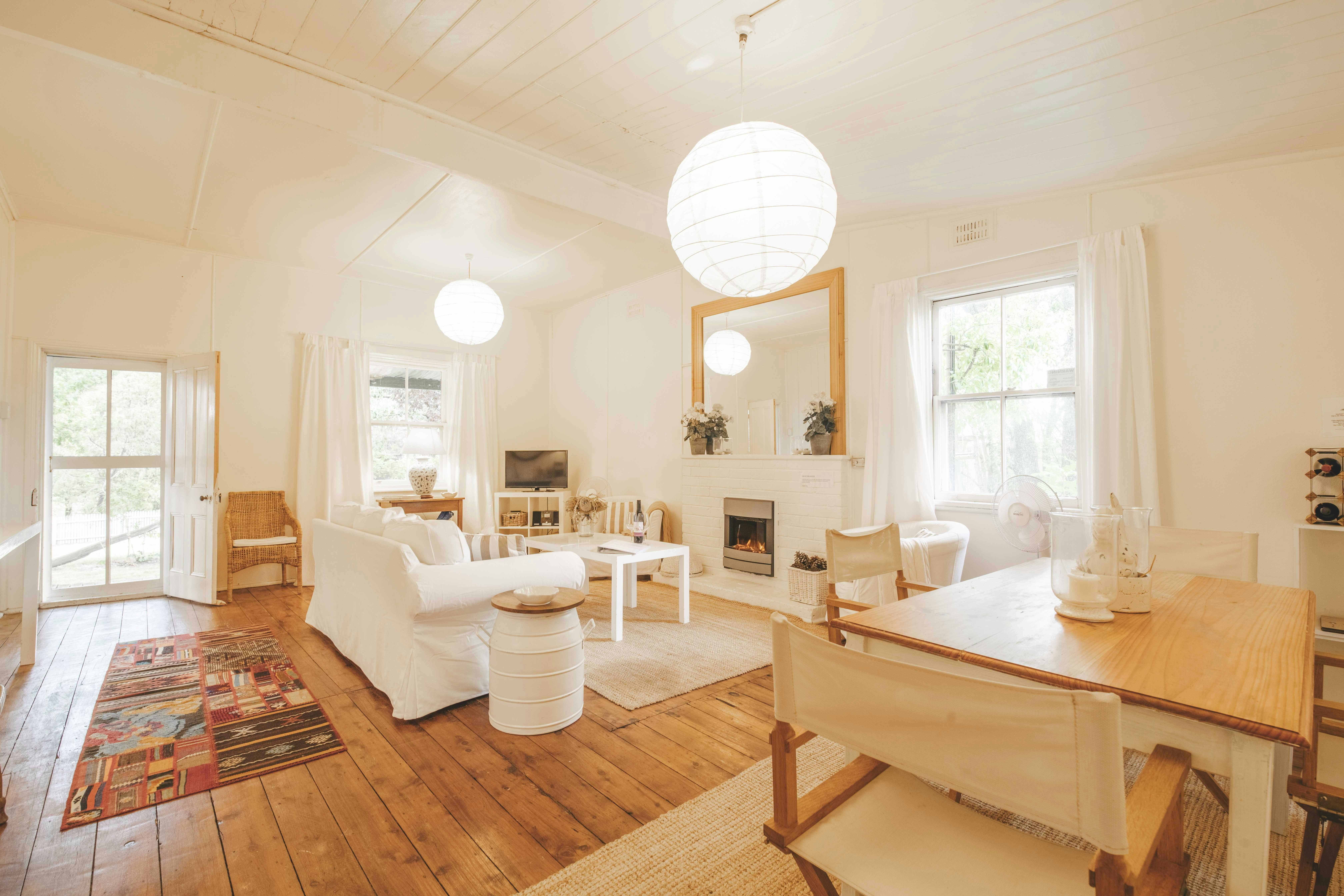 Settlers Cottage - Lounge