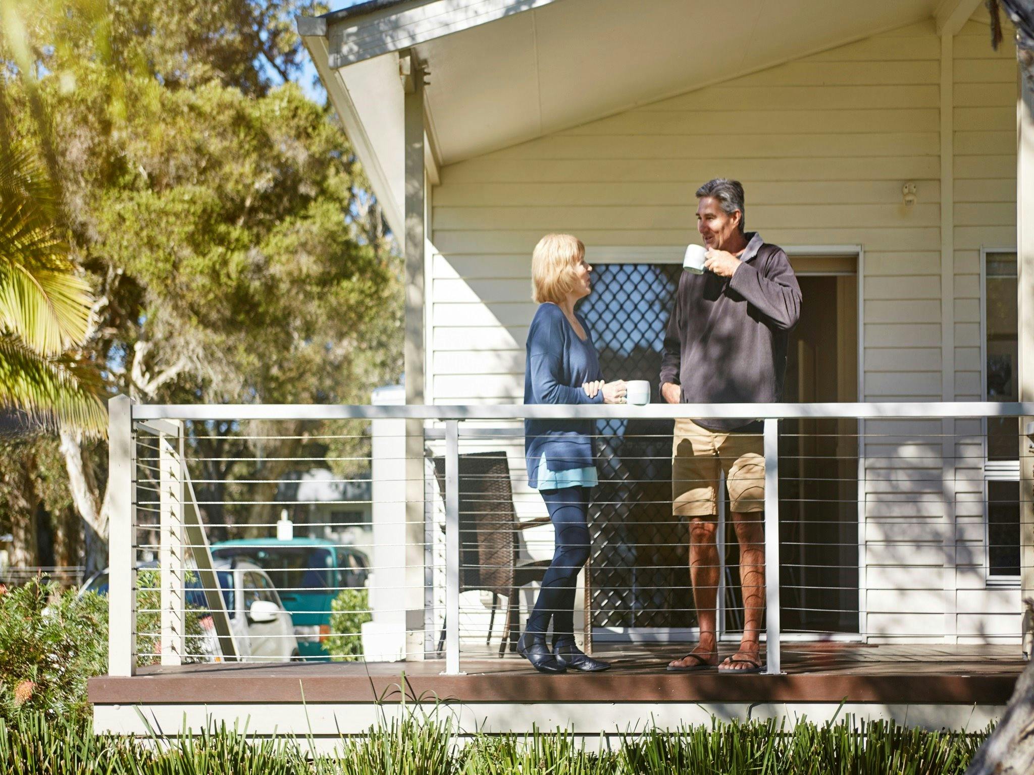 必和必拓夫婦在陽台小屋