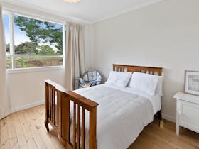 With comfortable double bed and queen size quilt